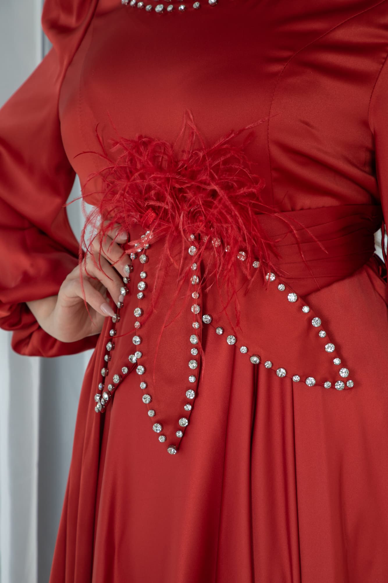 فستان ميدي ساتان بخط عنق مرصع بالكريستال