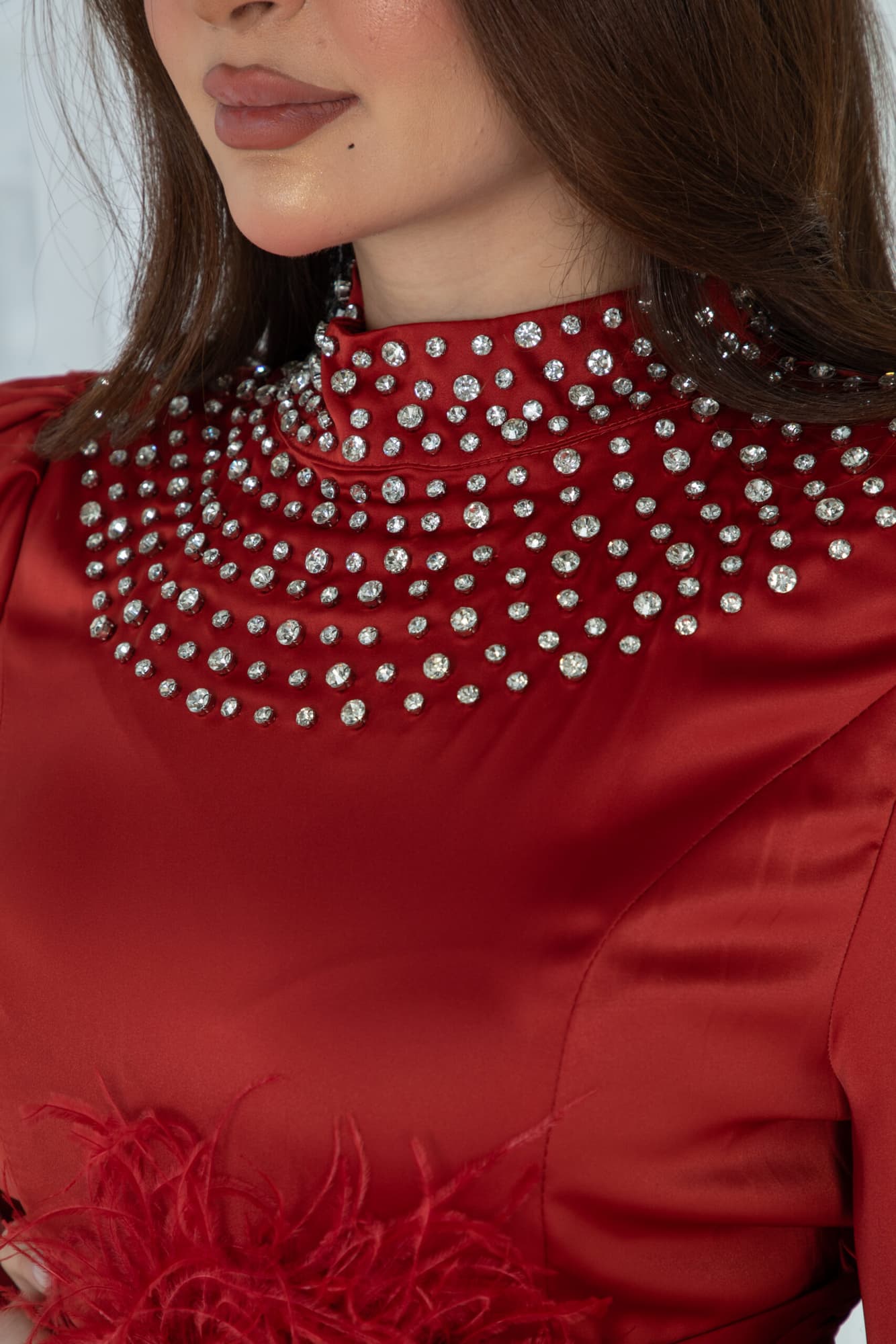 فستان ميدي ساتان بخط عنق مرصع بالكريستال