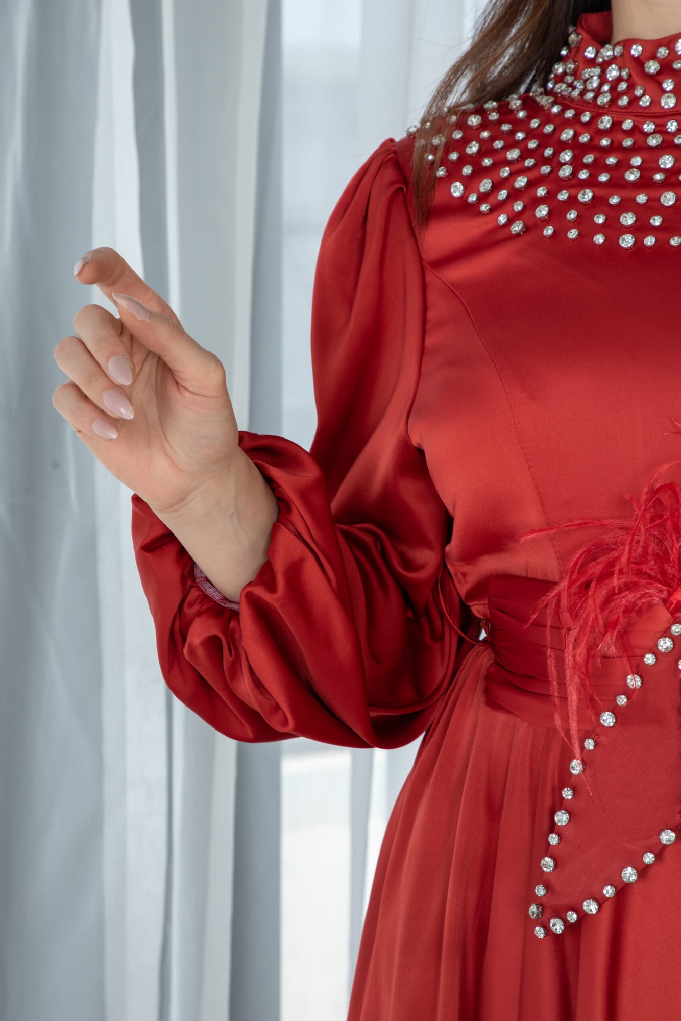 فستان ميدي ساتان بخط عنق مرصع بالكريستال