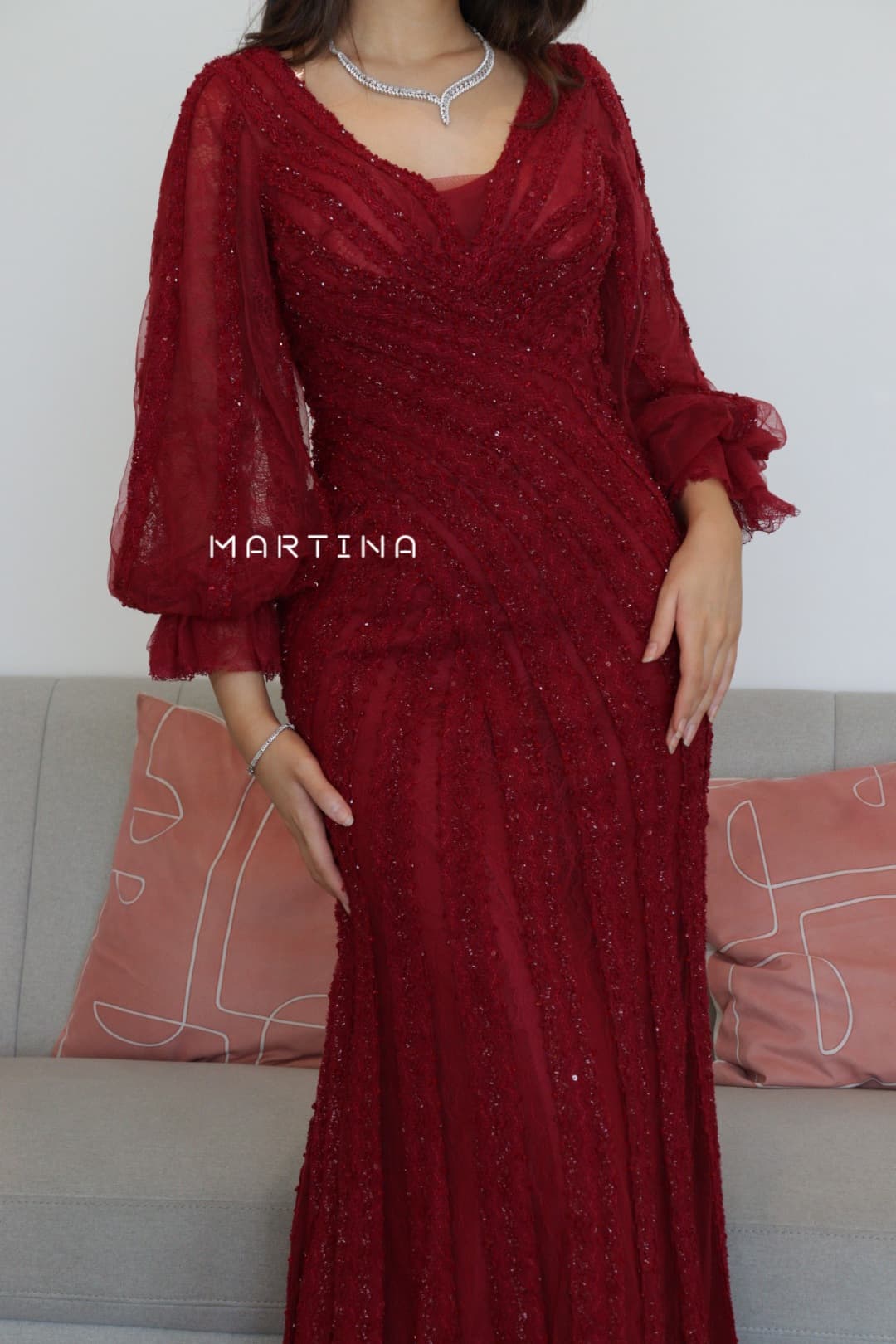 فستان سهرة بأكمام طويلة مطرز بخرز لامع عودي