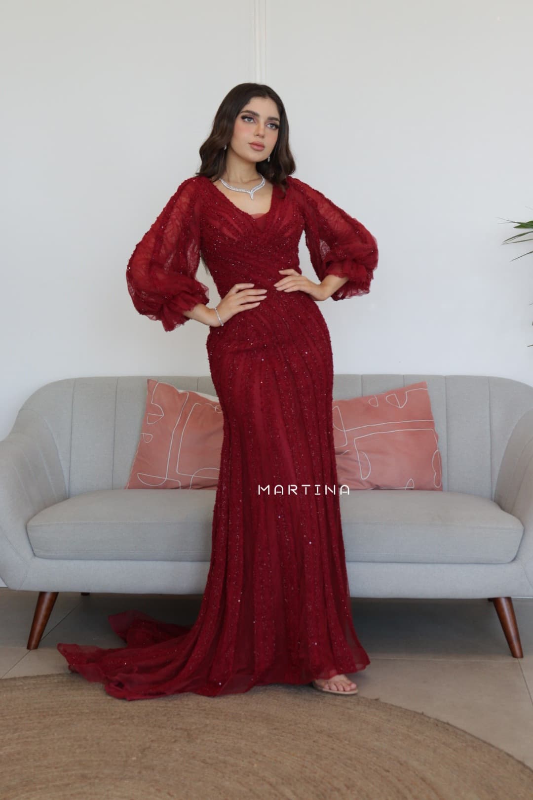 فستان سهرة بأكمام طويلة مطرز بخرز لامع