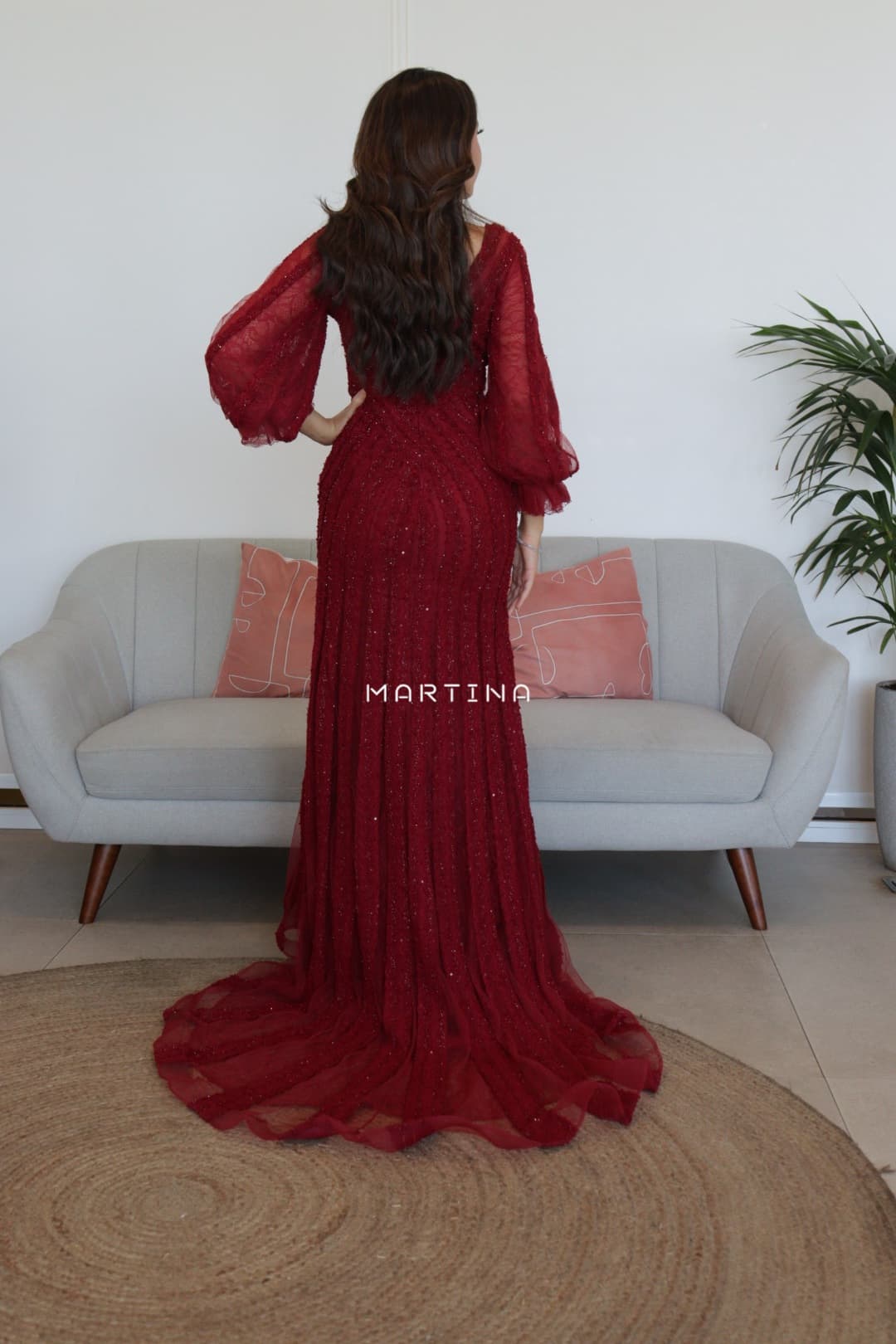 فستان سهرة بأكمام طويلة مطرز بخرز لامع