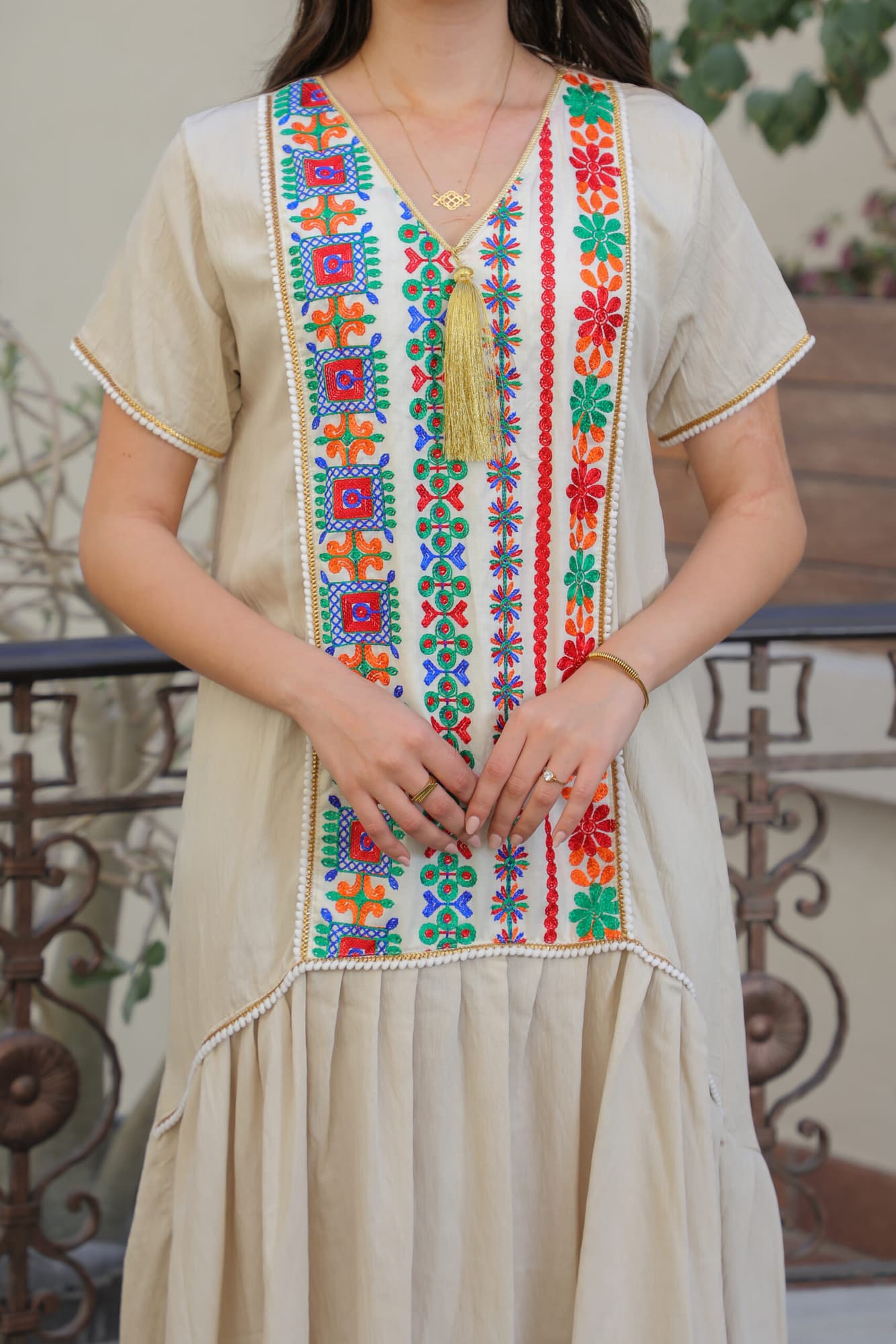 جلابية قصيرة مطرزة بخرز ملون بيج