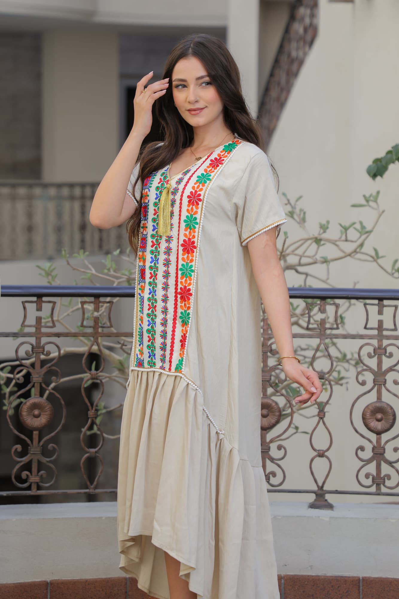 جلابية قصيرة مطرزة بخرز ملون