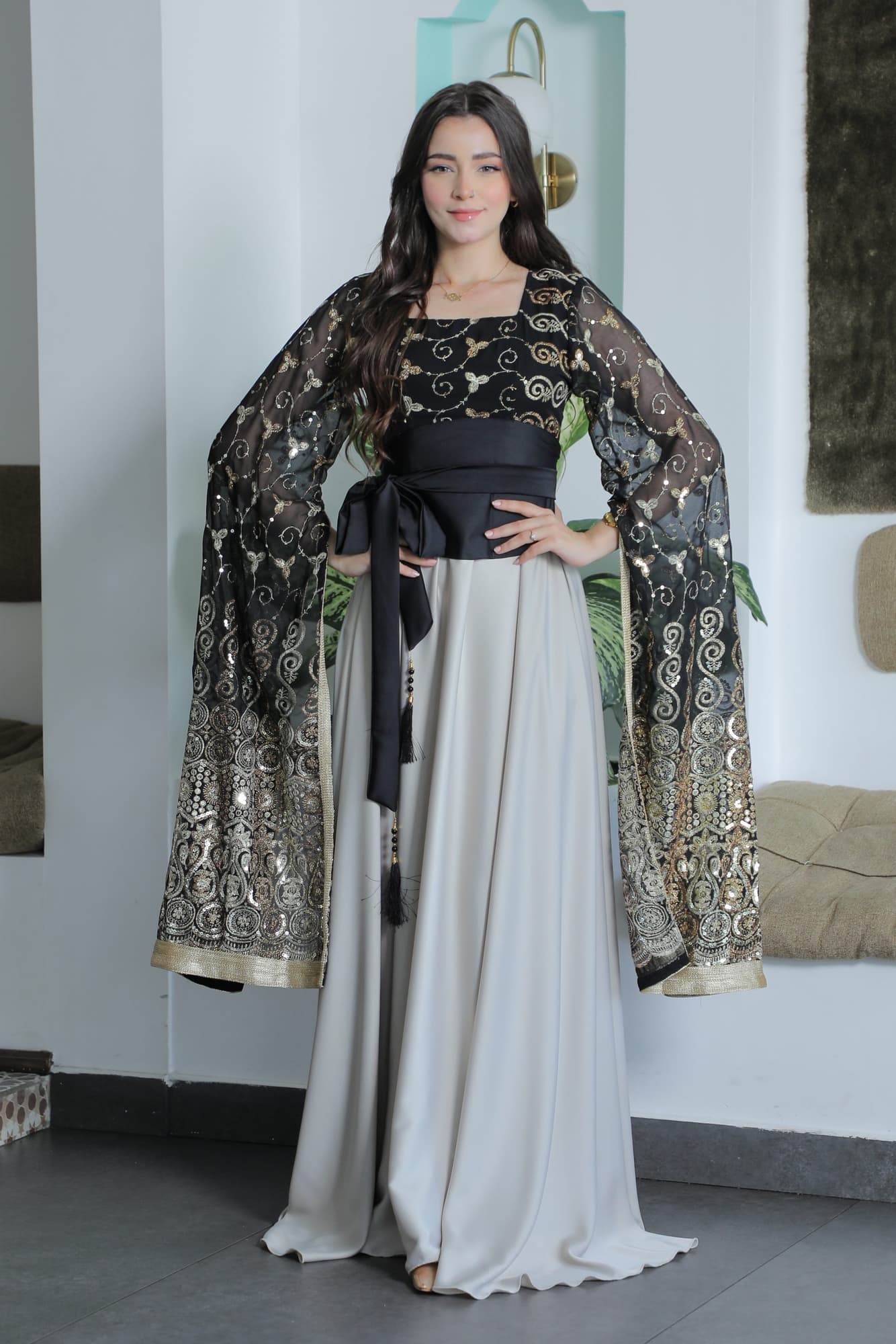 جلابيه باكمام منسدله وربطه على الخصر