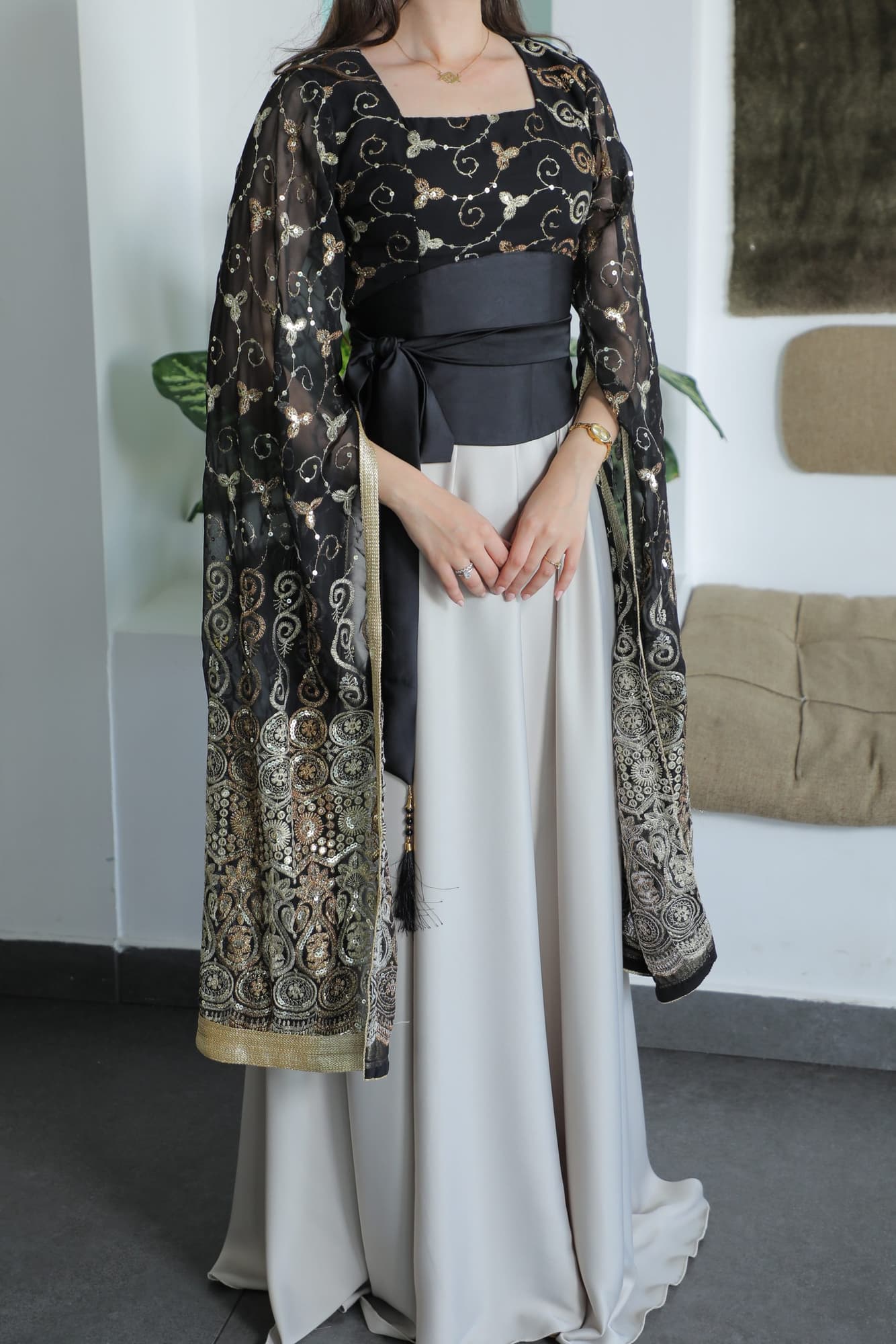 جلابيه باكمام منسدله وربطه على الخصر