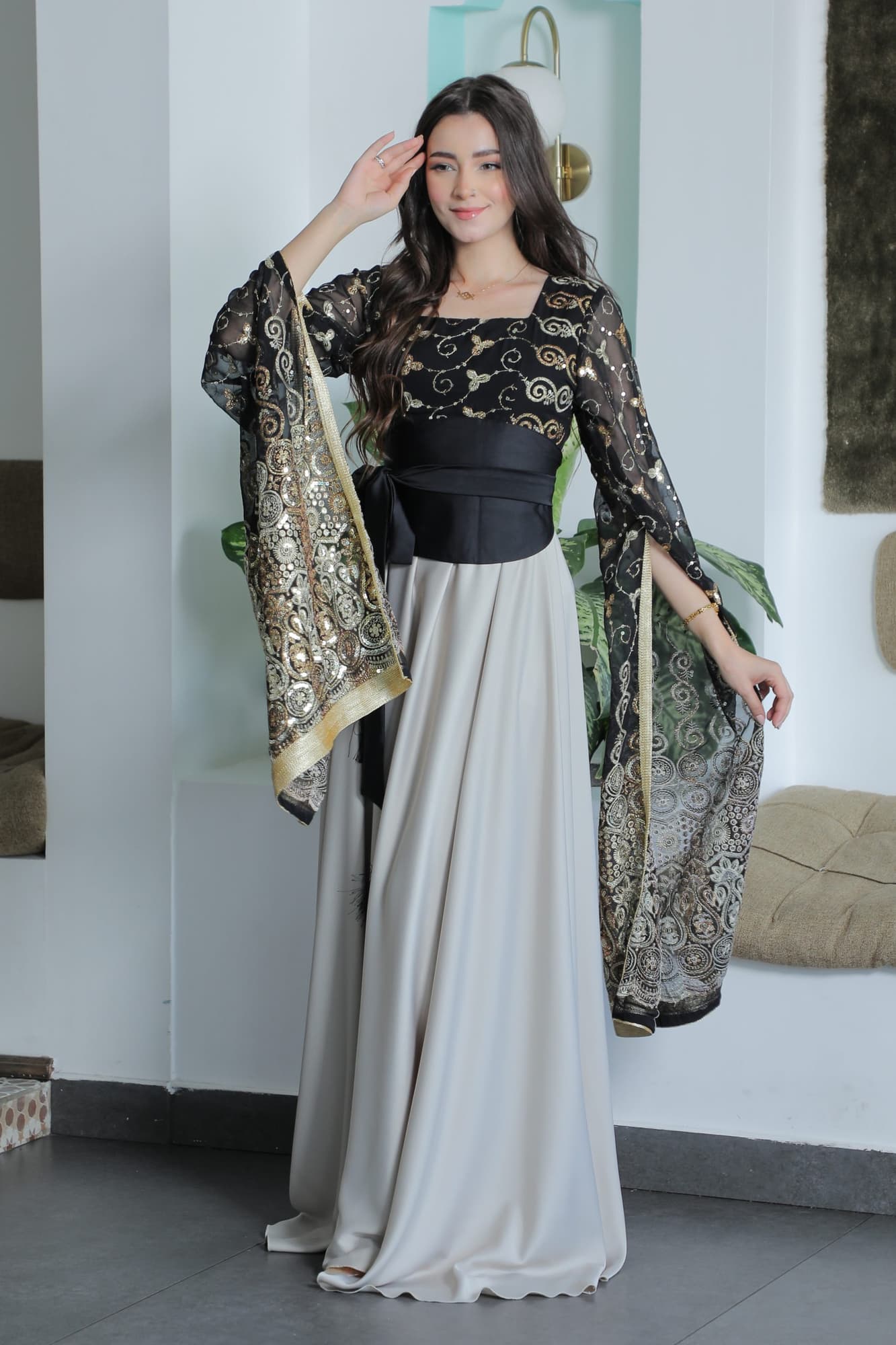 جلابيه باكمام منسدله وربطه على الخصر