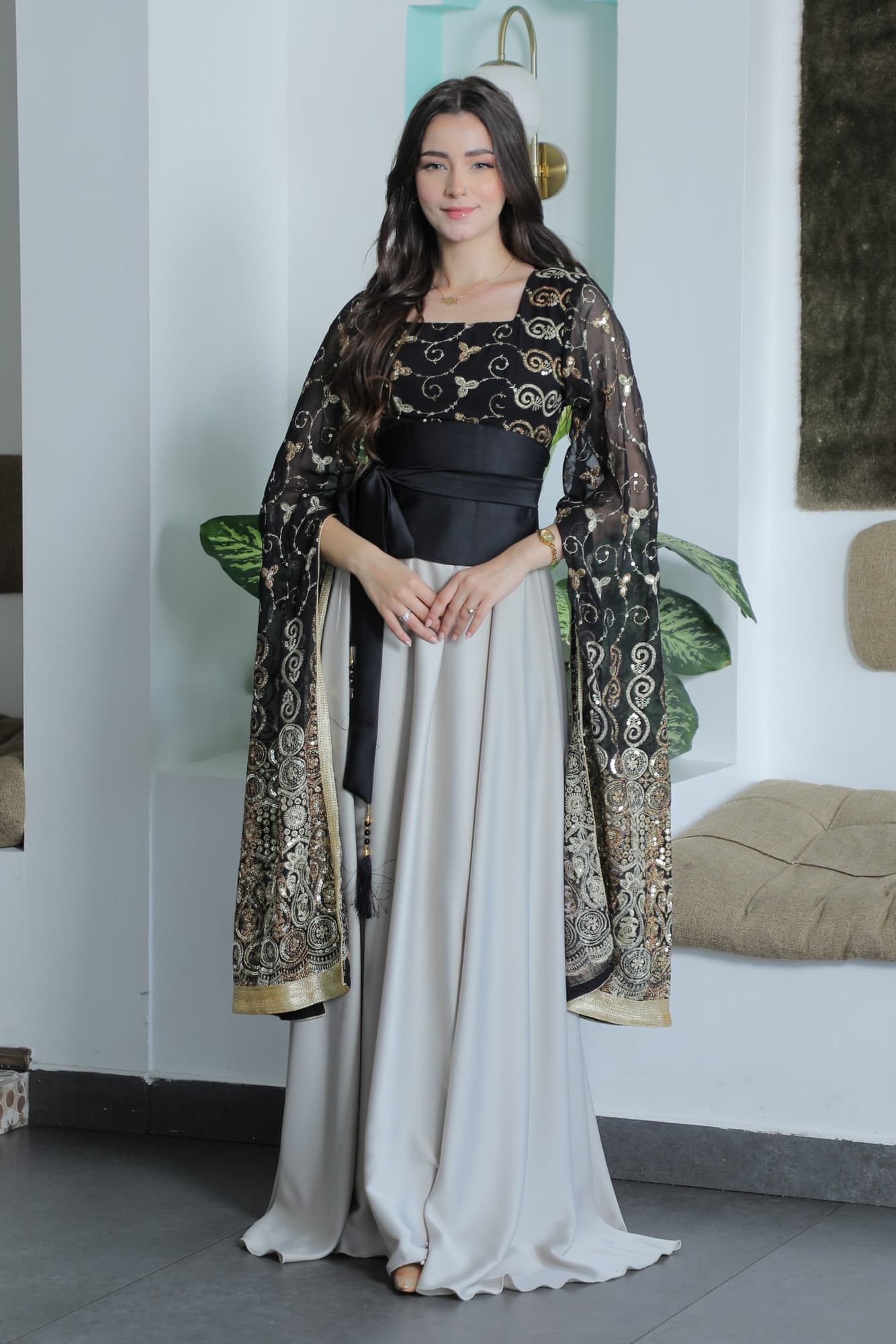 جلابيه باكمام منسدله وربطه على الخصر