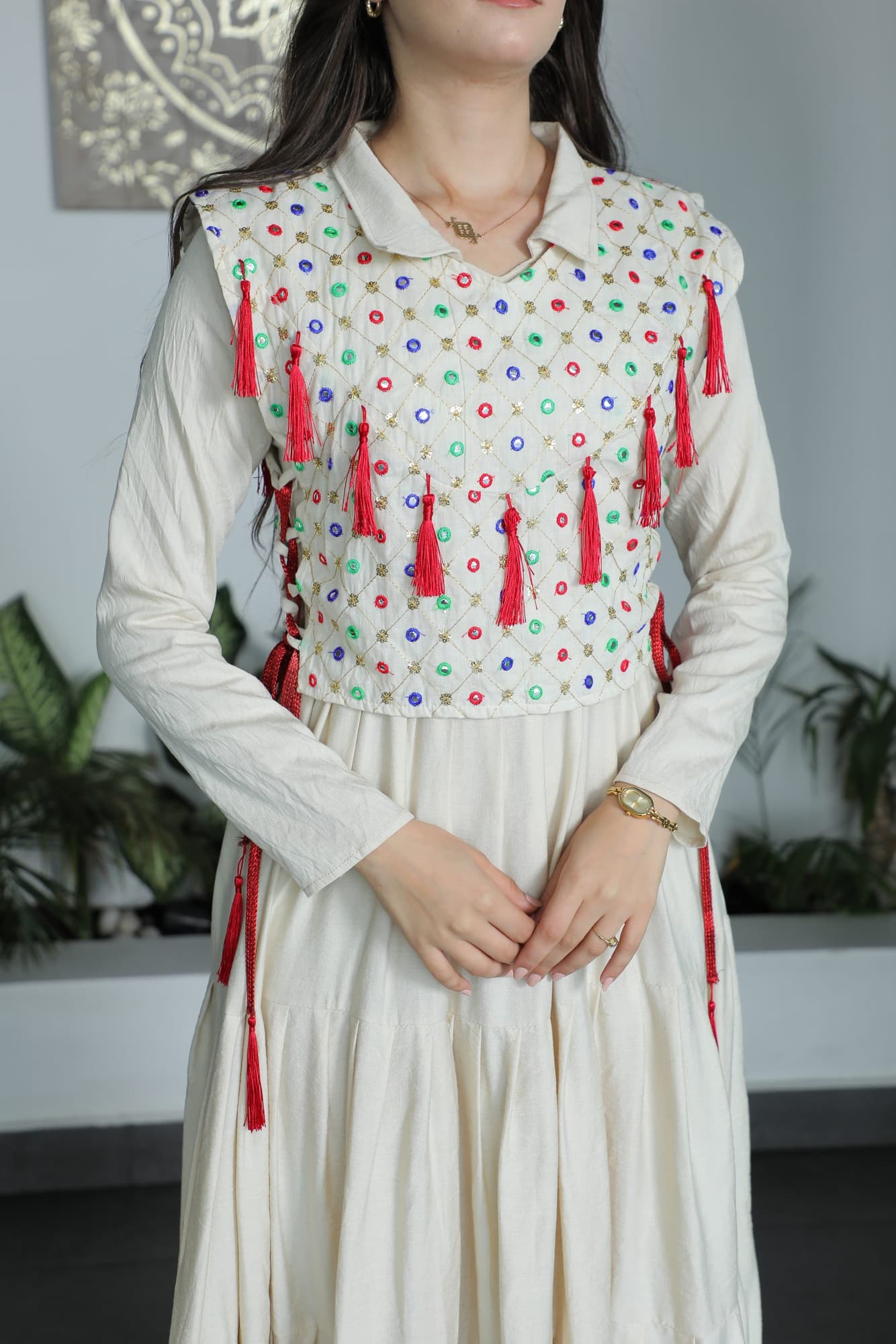 جلابية انيقة مزينة بخيوط زرقاء مع حزام ربط احمر