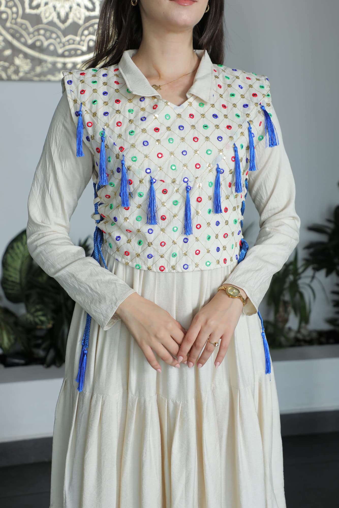 جلابية انيقة مزينة بخيوط زرقاء مع حزام ربط ازرق غامق