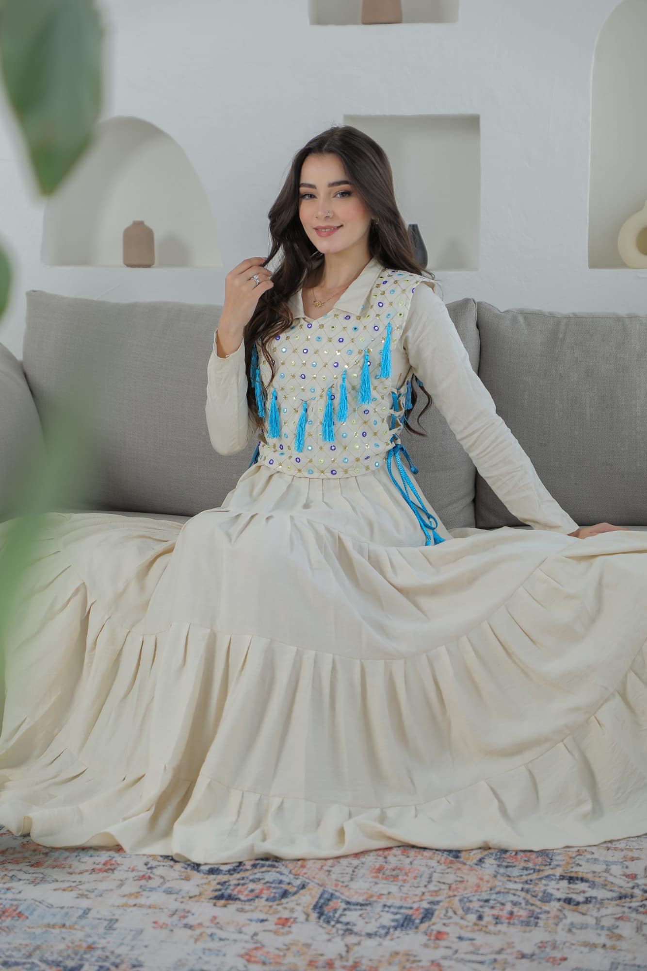 جلابية انيقة مزينة بخيوط زرقاء مع حزام ربط