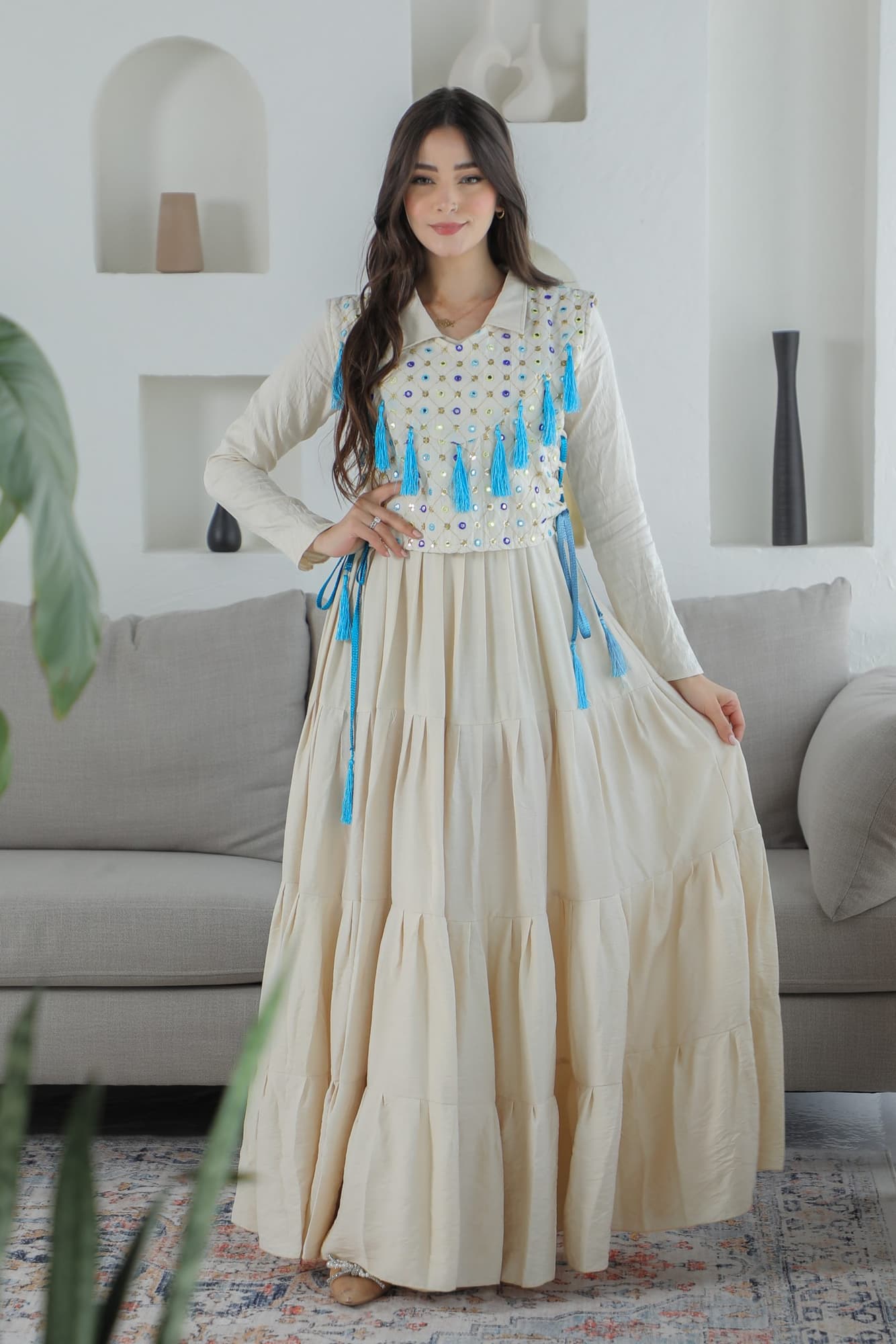 جلابية انيقة مزينة بخيوط زرقاء مع حزام ربط