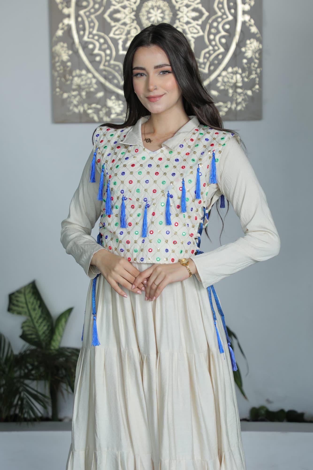 جلابية انيقة مزينة بخيوط زرقاء مع حزام ربط