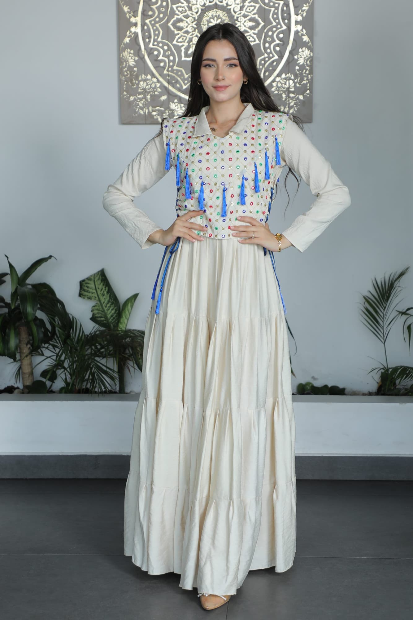 جلابية انيقة مزينة بخيوط زرقاء مع حزام ربط