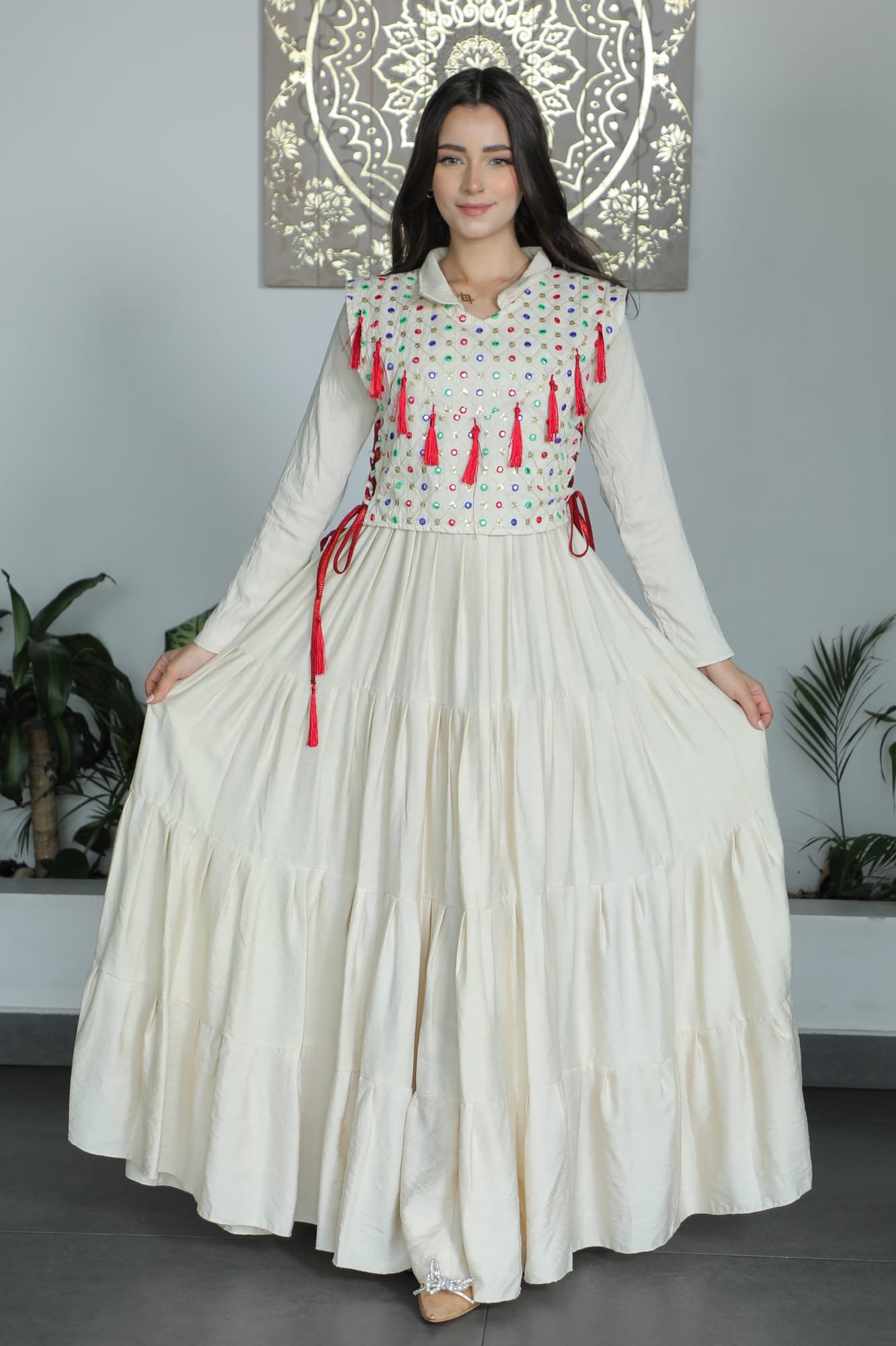 جلابية انيقة مزينة بخيوط زرقاء مع حزام ربط