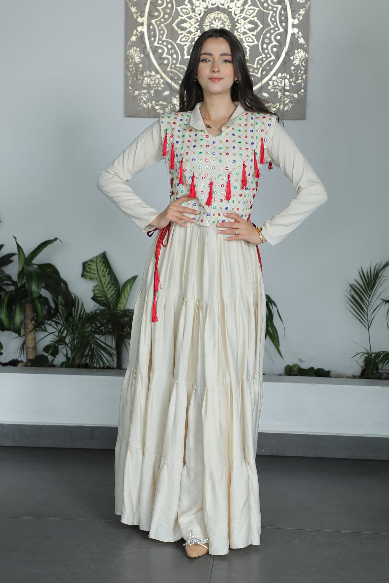 جلابية انيقة مزينة بخيوط زرقاء مع حزام ربط