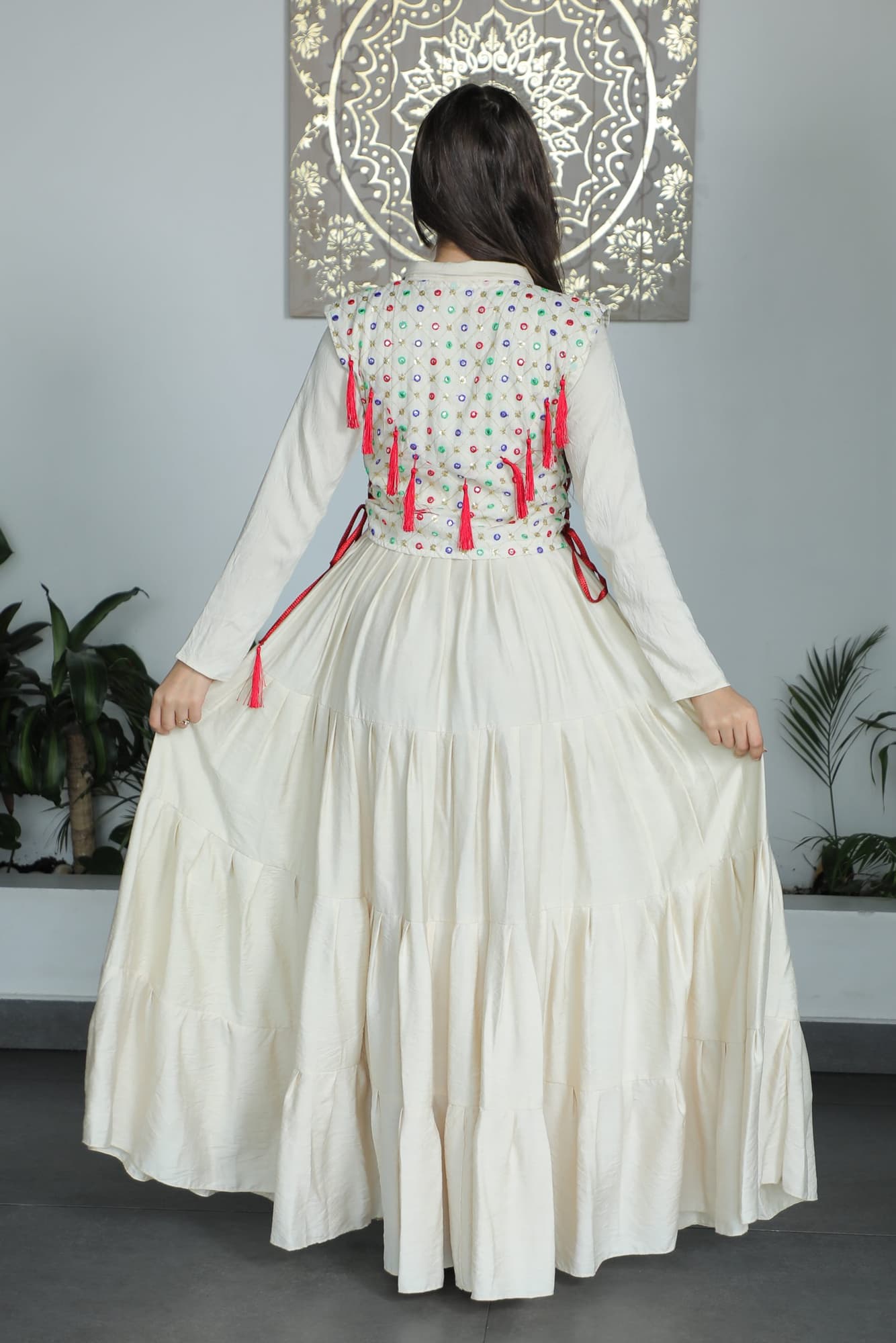 جلابية انيقة مزينة بخيوط زرقاء مع حزام ربط