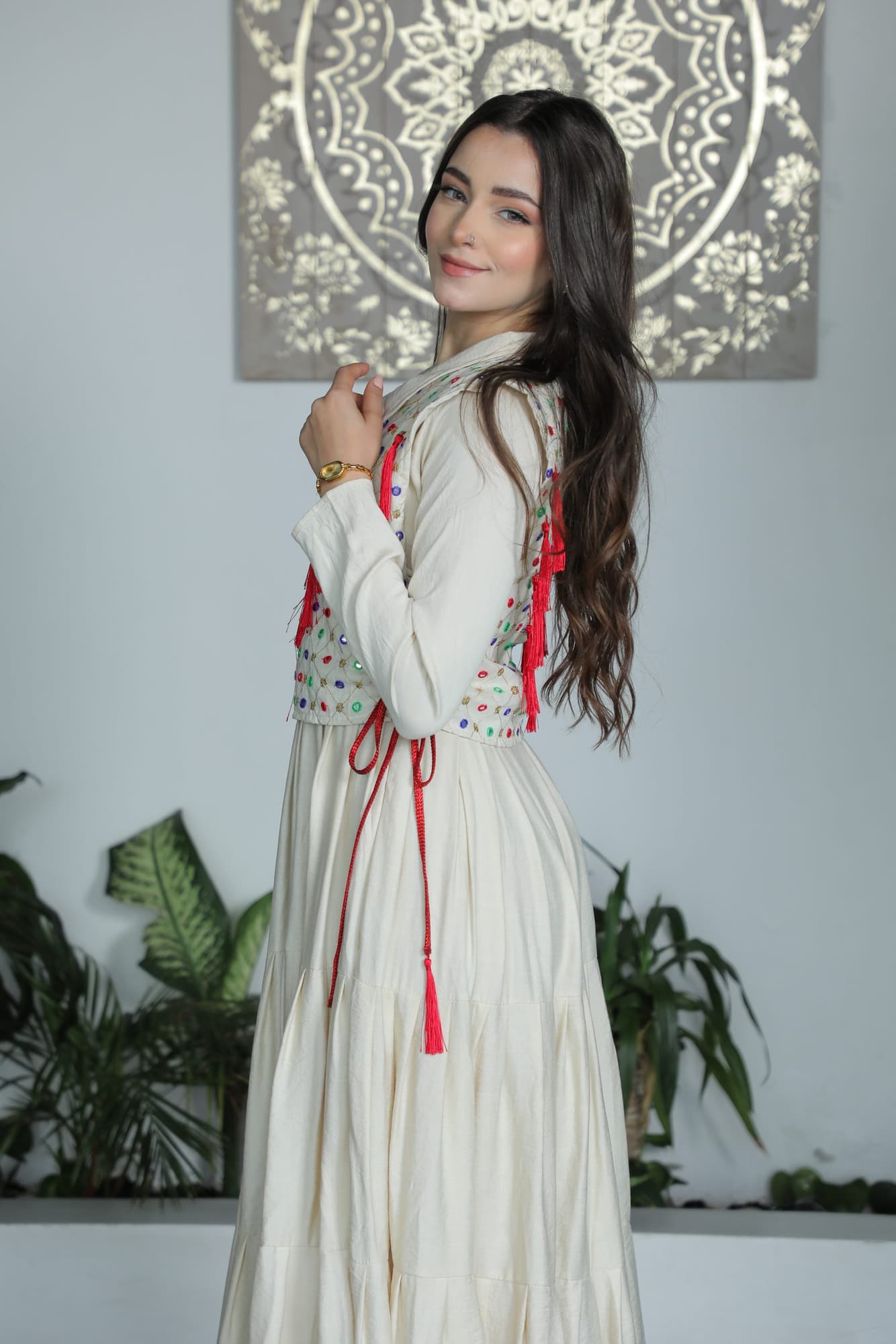 جلابية انيقة مزينة بخيوط زرقاء مع حزام ربط