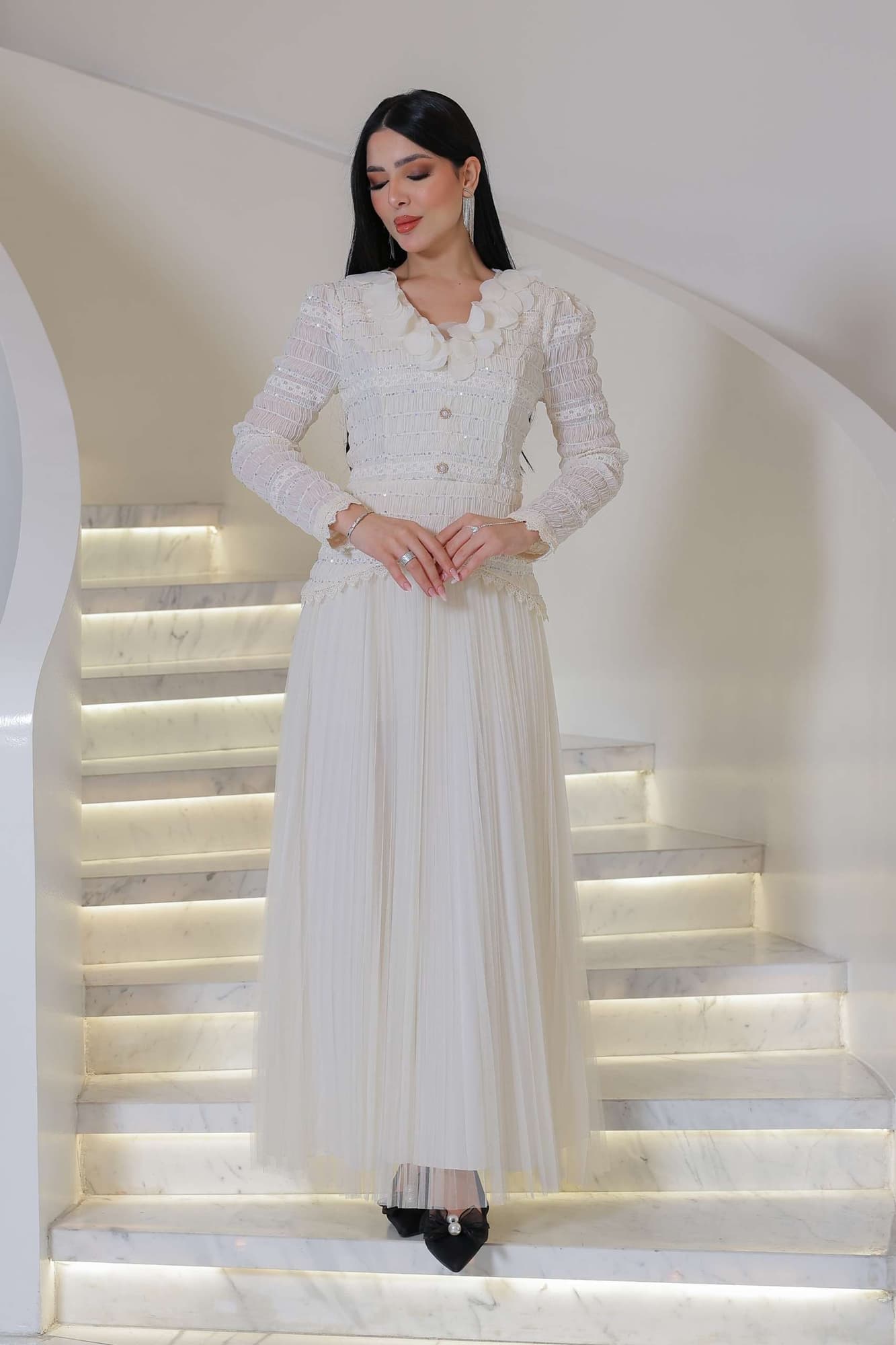 فستان أنيق باللون العاجي (الأوف وايت) يجمع بين الرقي والنعومة