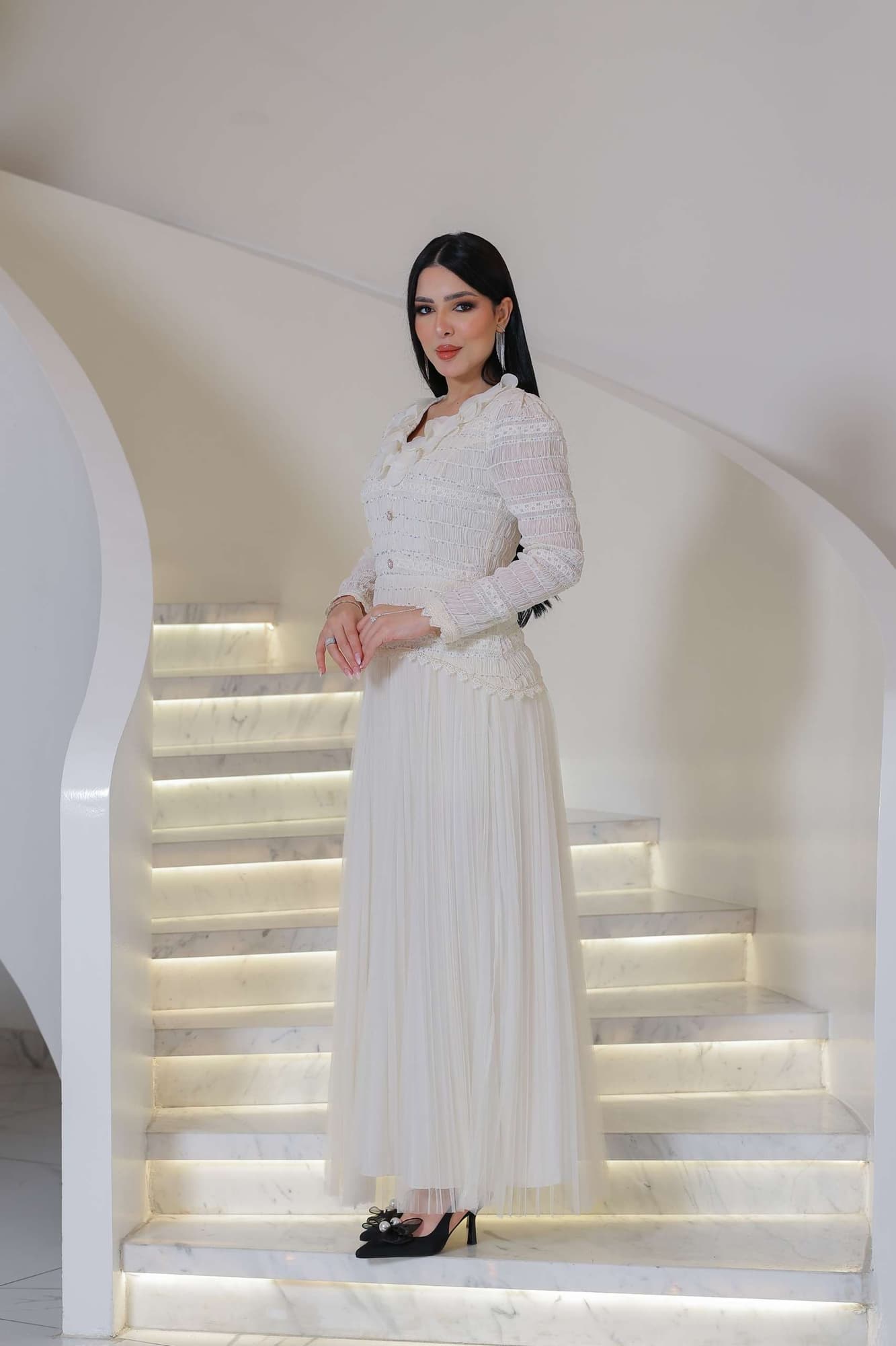 فستان أنيق باللون العاجي (الأوف وايت) يجمع بين الرقي والنعومة