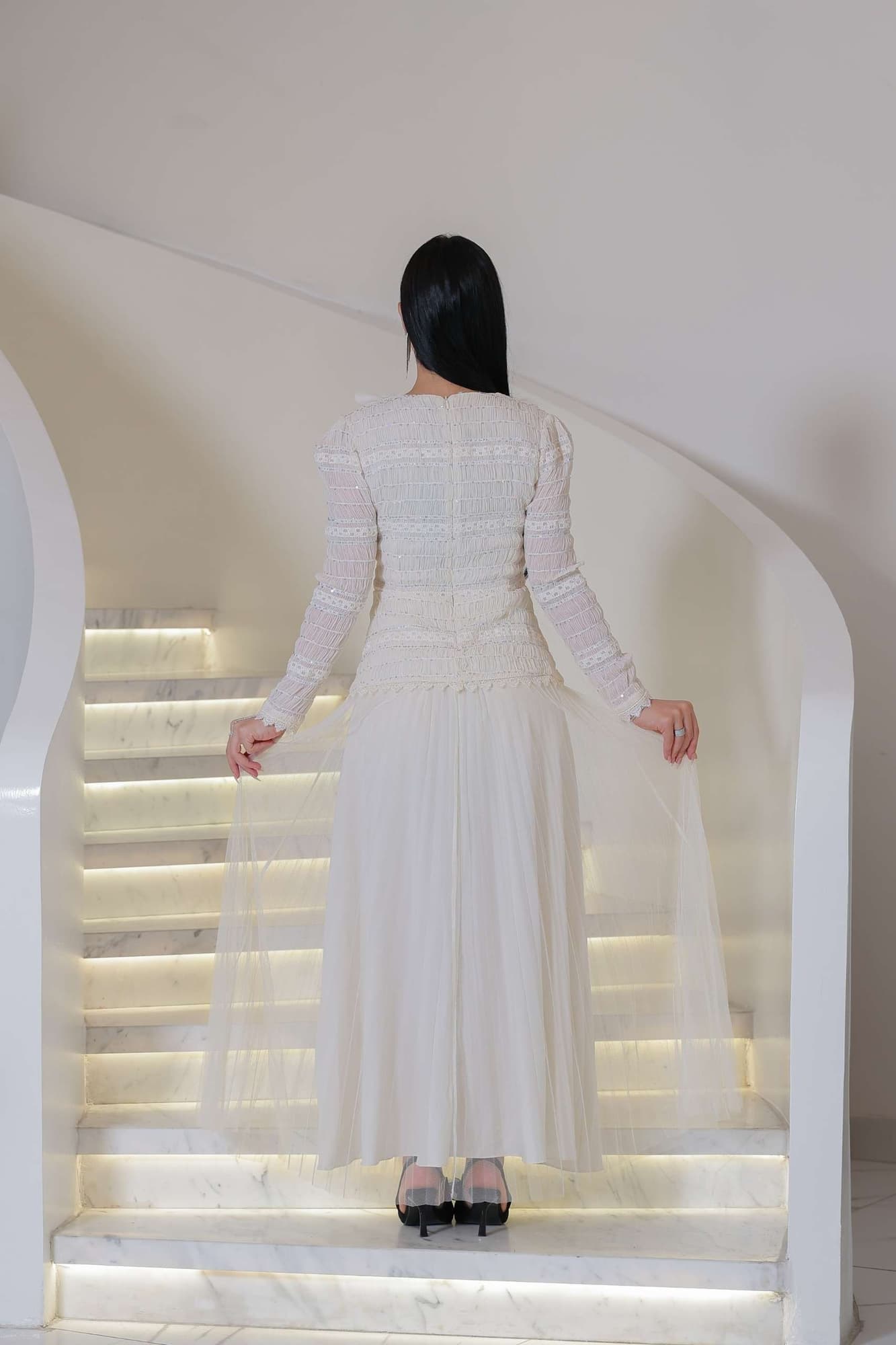 فستان أنيق باللون العاجي (الأوف وايت) يجمع بين الرقي والنعومة