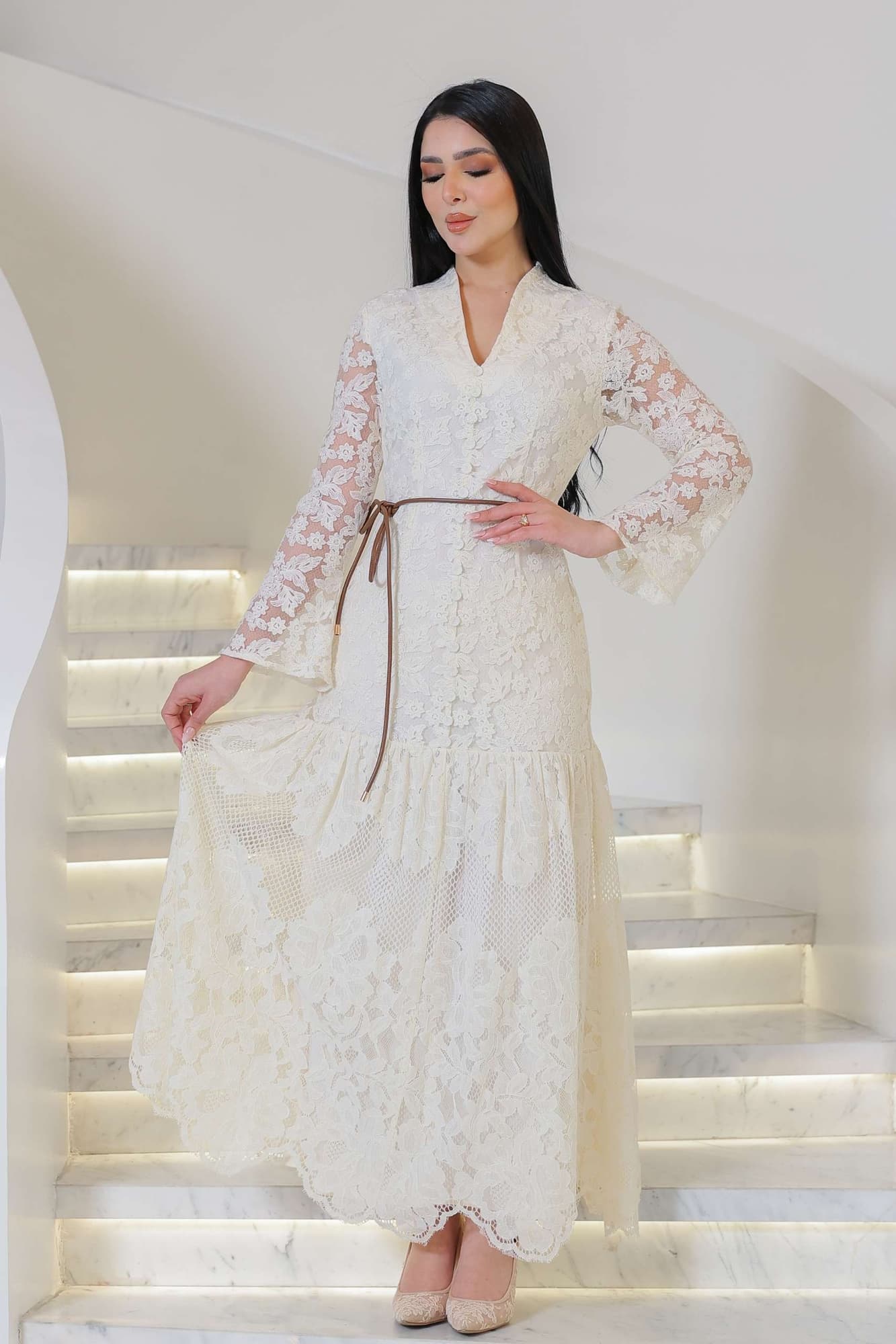 فستان راقٍ يعكس الأناقة الكلاسيكية بلمسة أنثوية دافئة من خامة من الدانتيل الفاخر