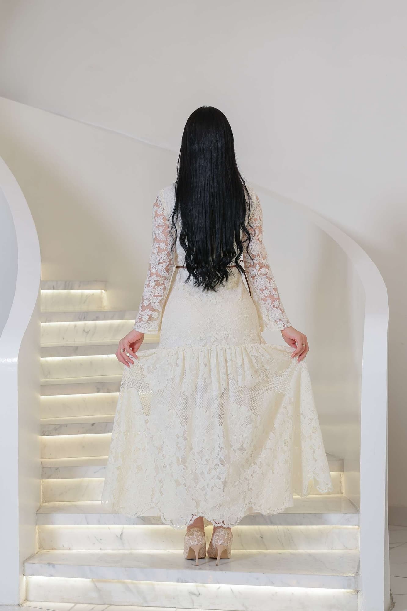 فستان راقٍ يعكس الأناقة الكلاسيكية بلمسة أنثوية دافئة من خامة من الدانتيل الفاخر