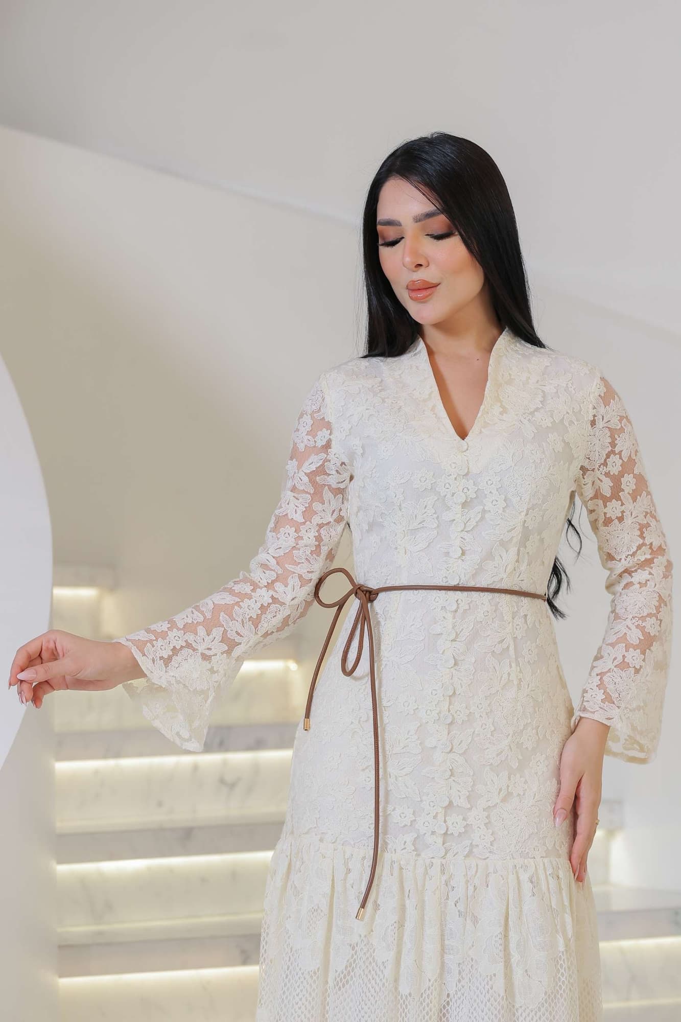 فستان راقٍ يعكس الأناقة الكلاسيكية بلمسة أنثوية دافئة من خامة من الدانتيل الفاخر