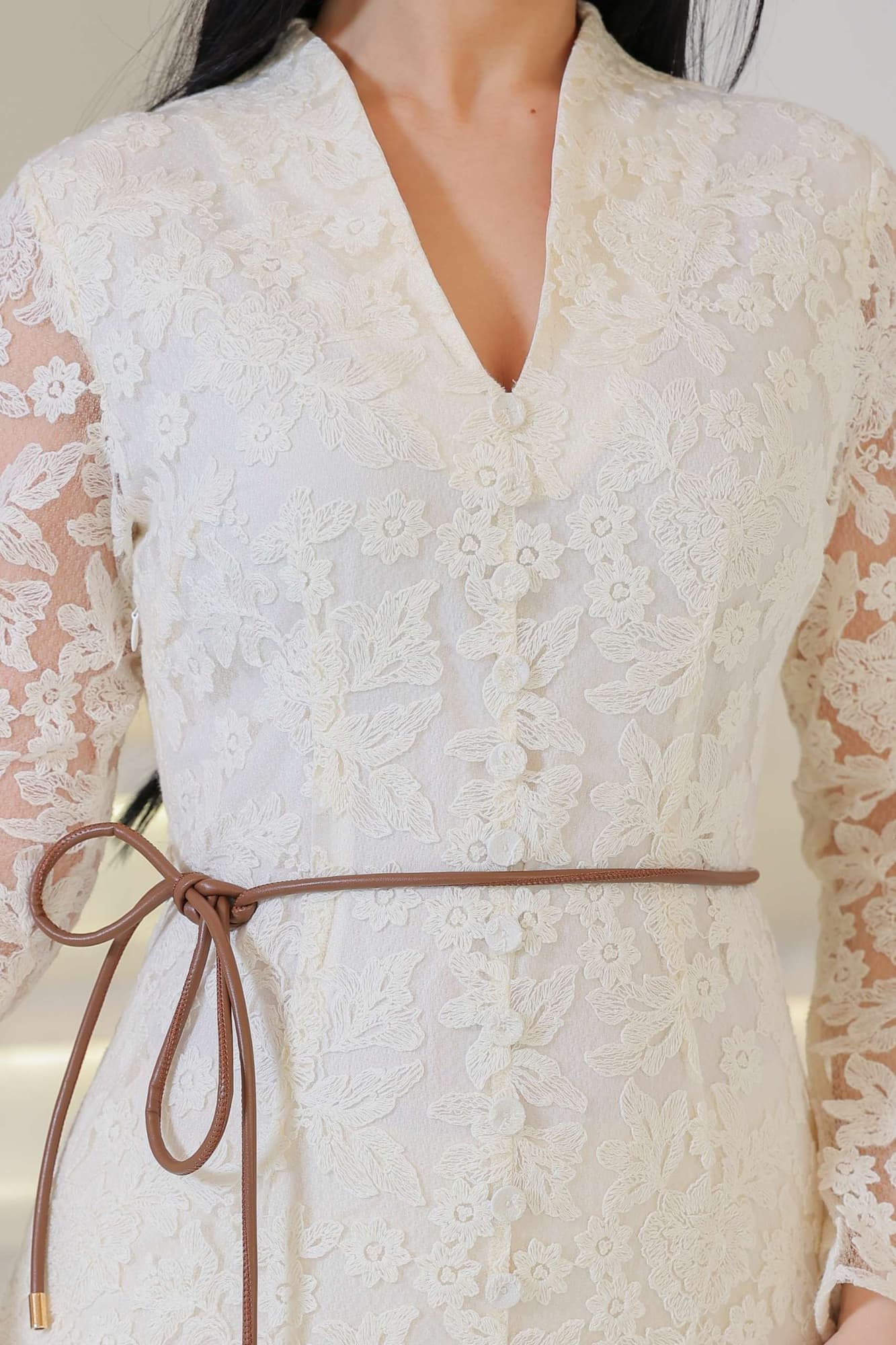 فستان راقٍ يعكس الأناقة الكلاسيكية بلمسة أنثوية دافئة من خامة من الدانتيل الفاخر اوف وايت