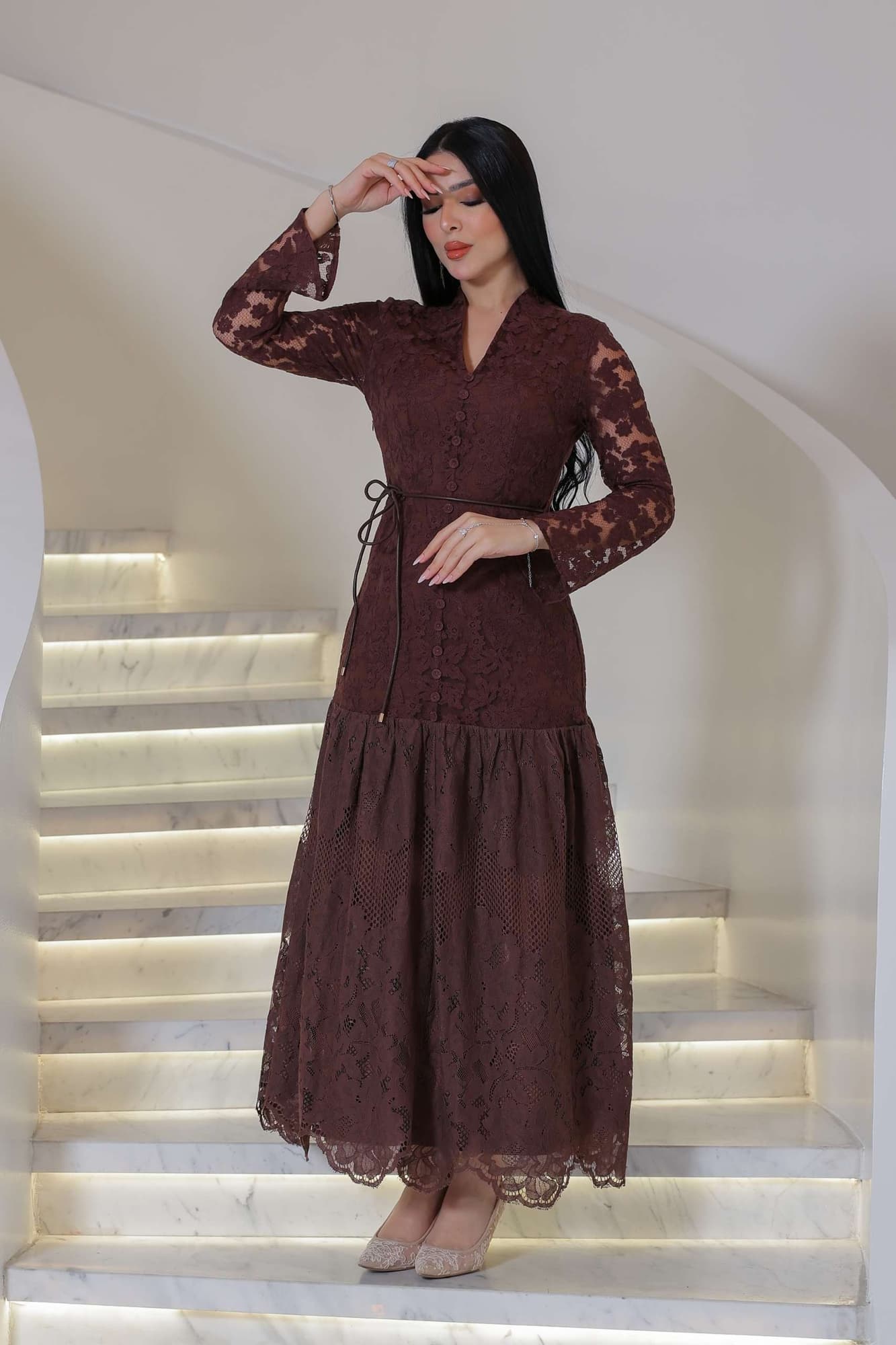 فستان راقٍ يعكس الأناقة الكلاسيكية بلمسة أنثوية دافئة من خامة من الدانتيل الفاخر