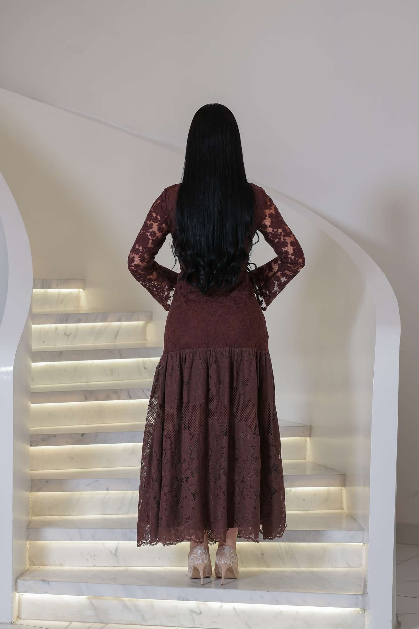 فستان راقٍ يعكس الأناقة الكلاسيكية بلمسة أنثوية دافئة من خامة من الدانتيل الفاخر