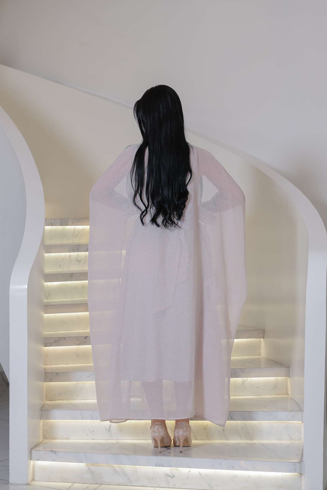 جلابية أنيقة من قطعتين تجمع بين البساطة والفخامة بلمسة شرقية ناعمة