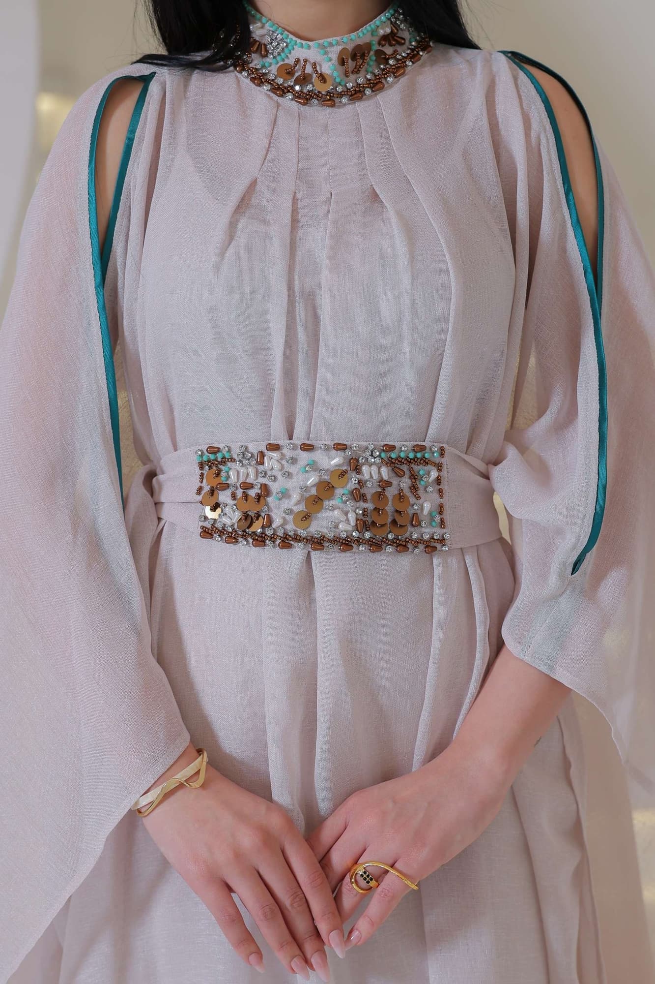 جلابية أنيقة من قطعتين تجمع بين البساطة والفخامة بلمسة شرقية ناعمة سكري