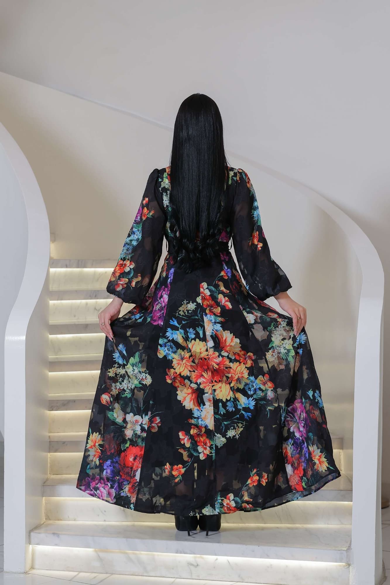 فستان طويل أنيق بطبعة ورود ملونة نابضة بالحياة على أرضية سوداء فاخرة