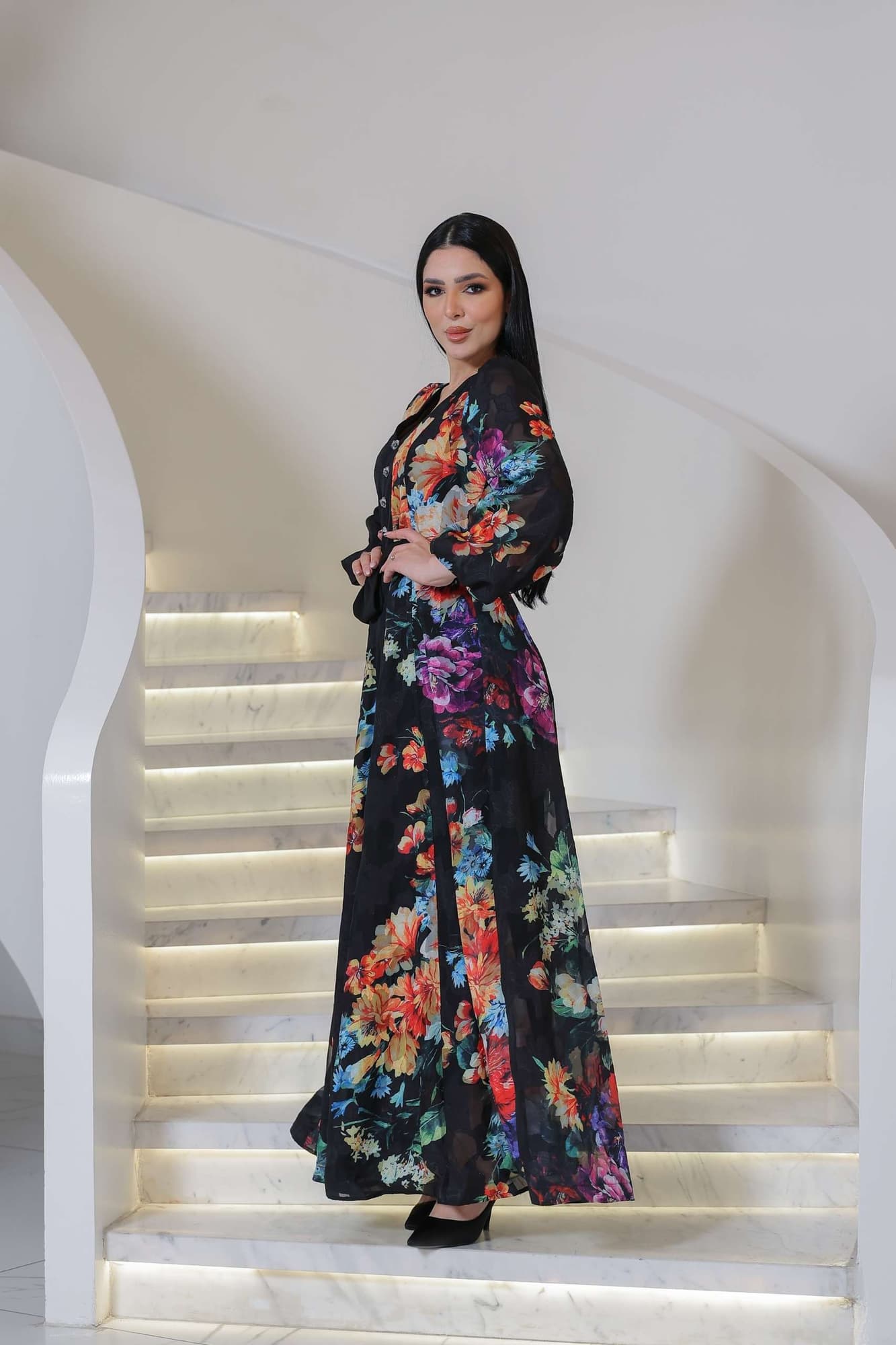 فستان طويل أنيق بطبعة ورود ملونة نابضة بالحياة على أرضية سوداء فاخرة