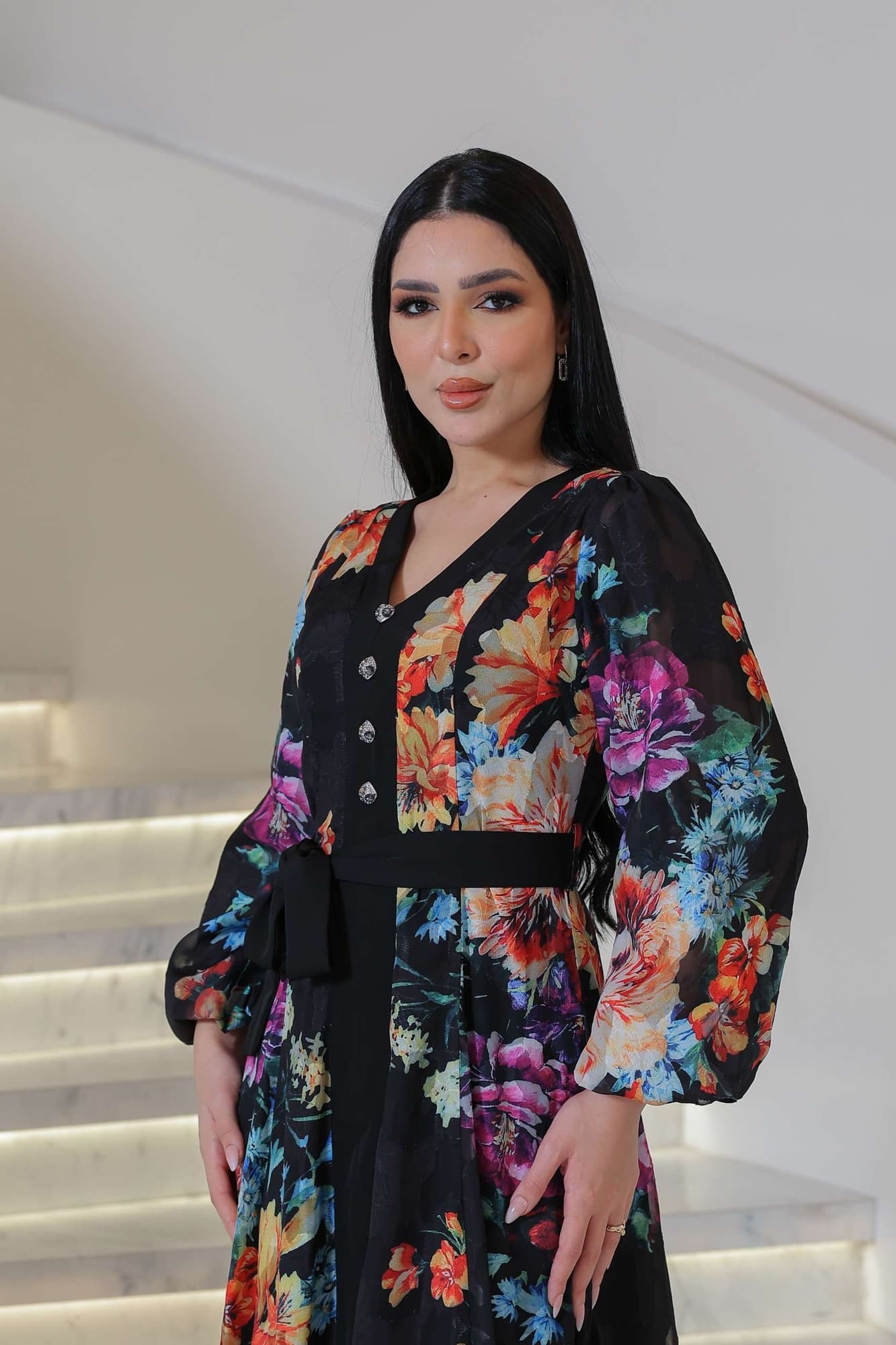 فستان طويل أنيق بطبعة ورود ملونة نابضة بالحياة على أرضية سوداء فاخرة