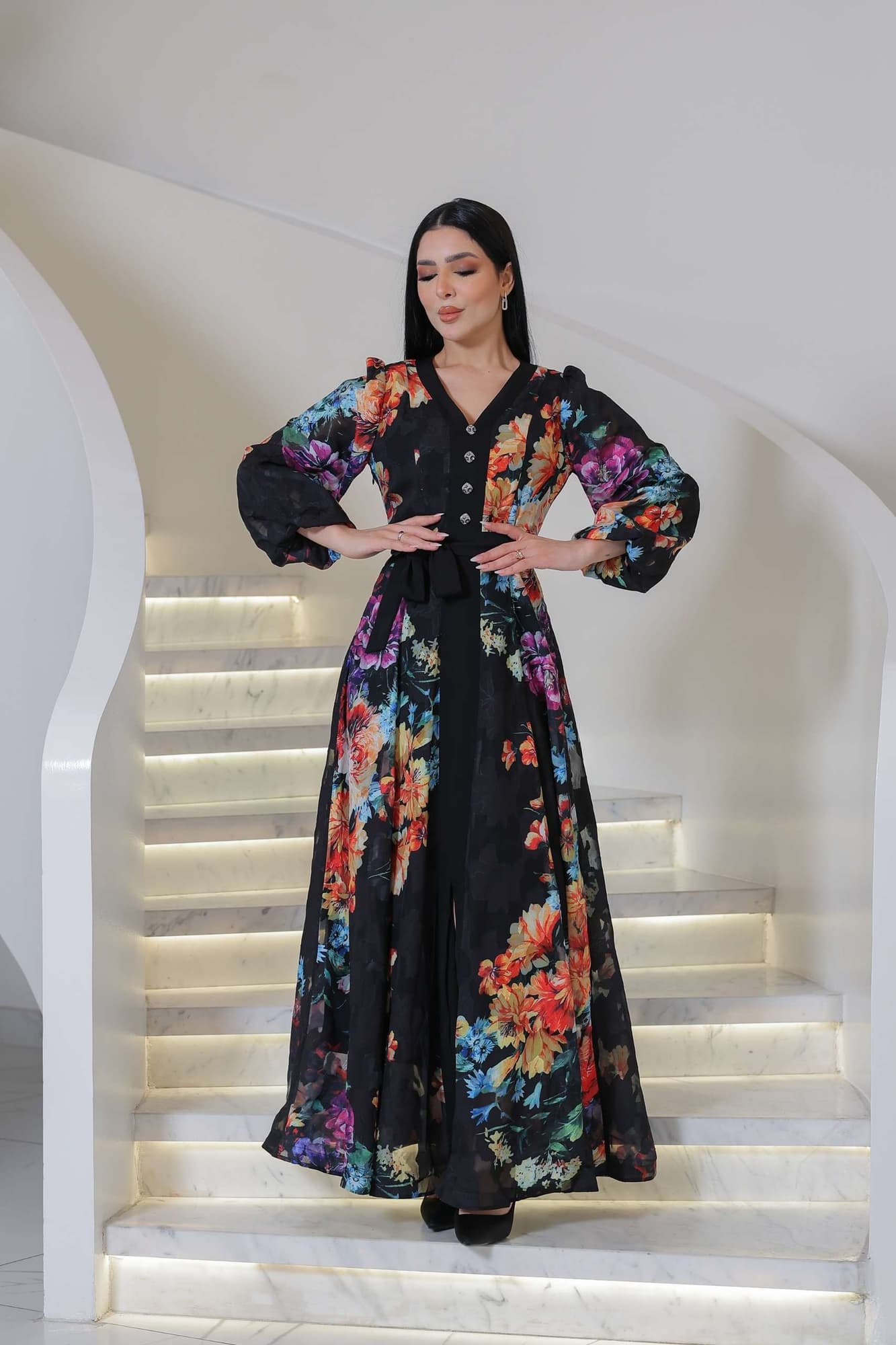 فستان طويل أنيق بطبعة ورود ملونة نابضة بالحياة على أرضية سوداء فاخرة
