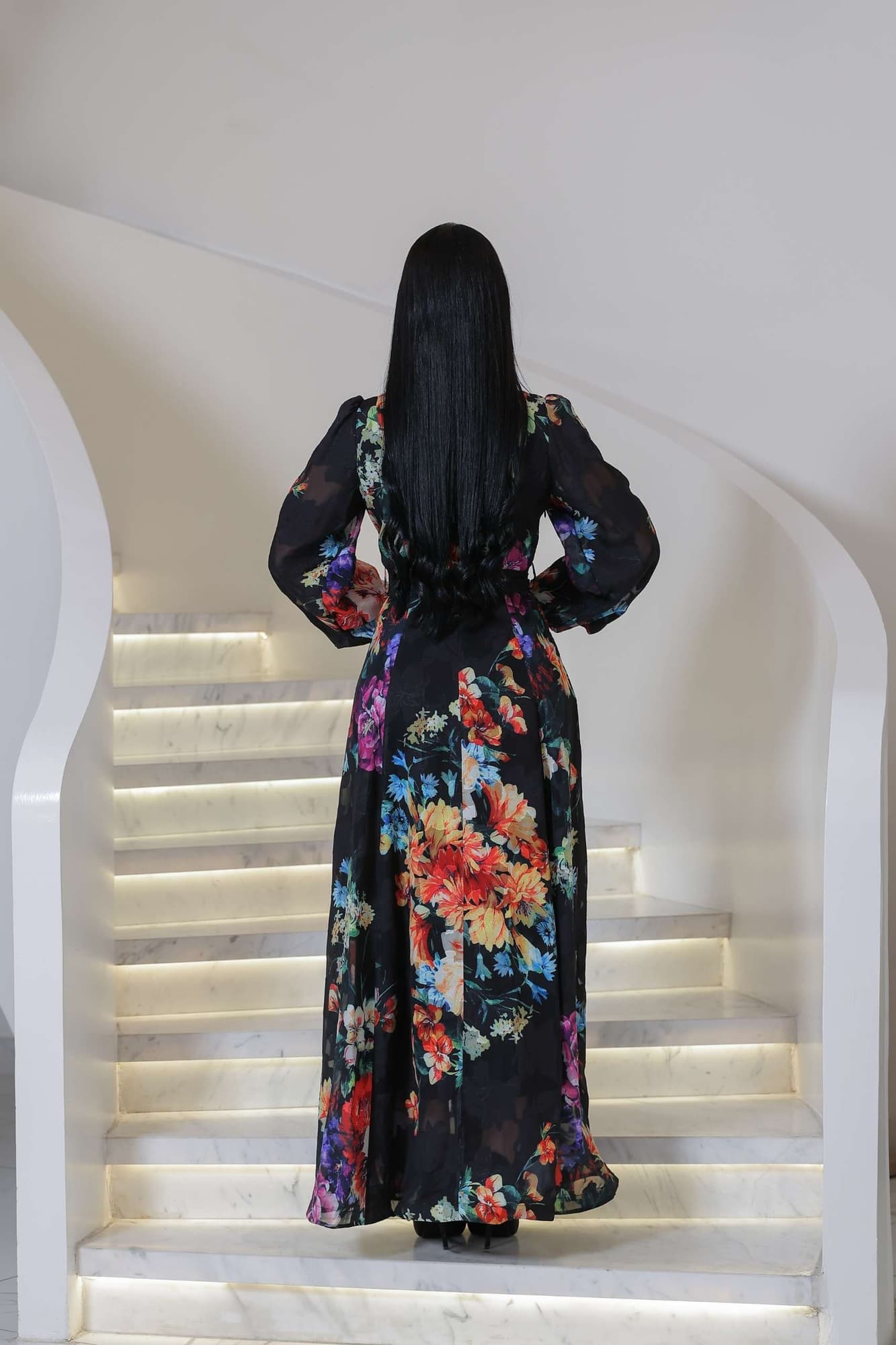 فستان طويل أنيق بطبعة ورود ملونة نابضة بالحياة على أرضية سوداء فاخرة