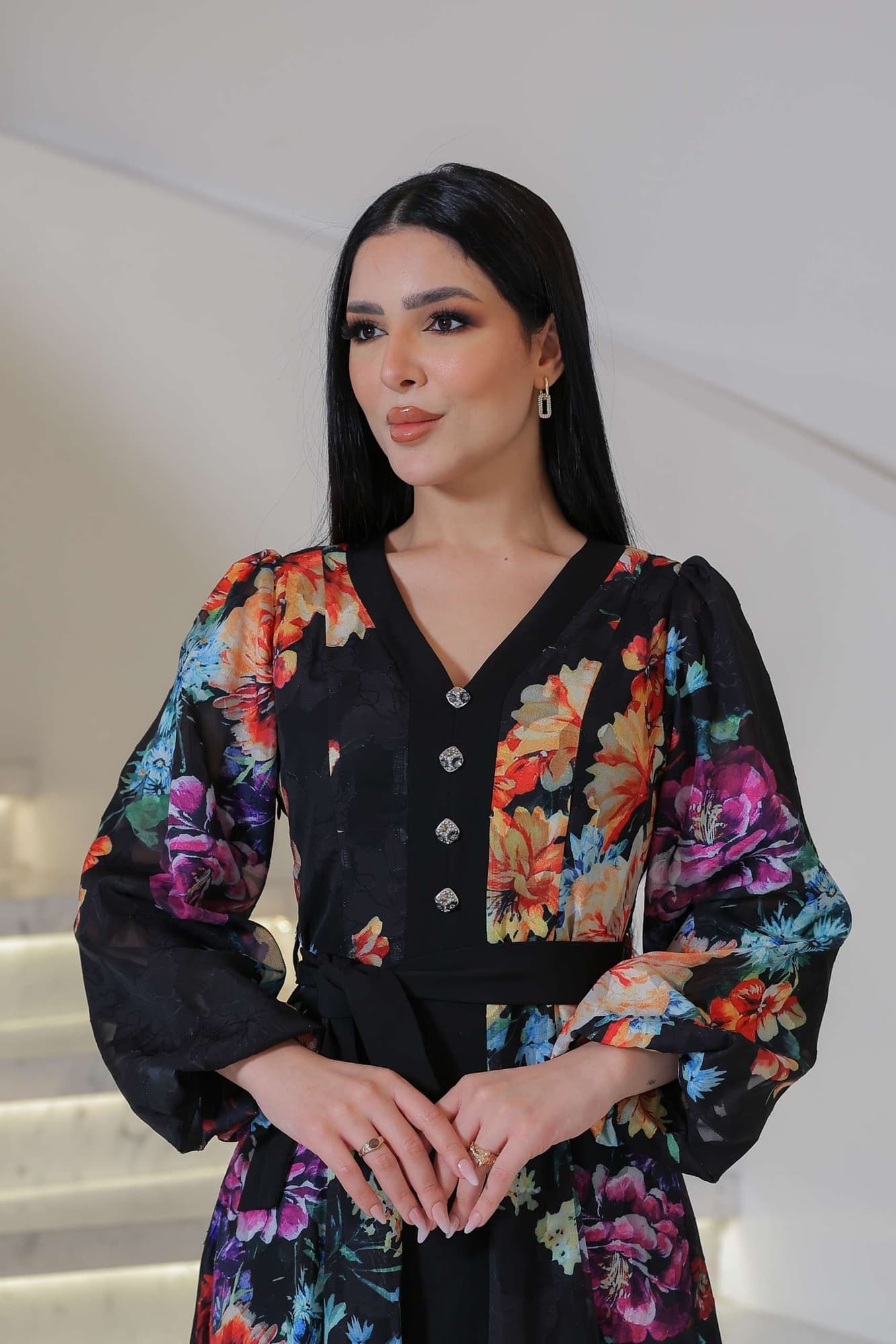 فستان طويل أنيق بطبعة ورود ملونة نابضة بالحياة على أرضية سوداء فاخرة