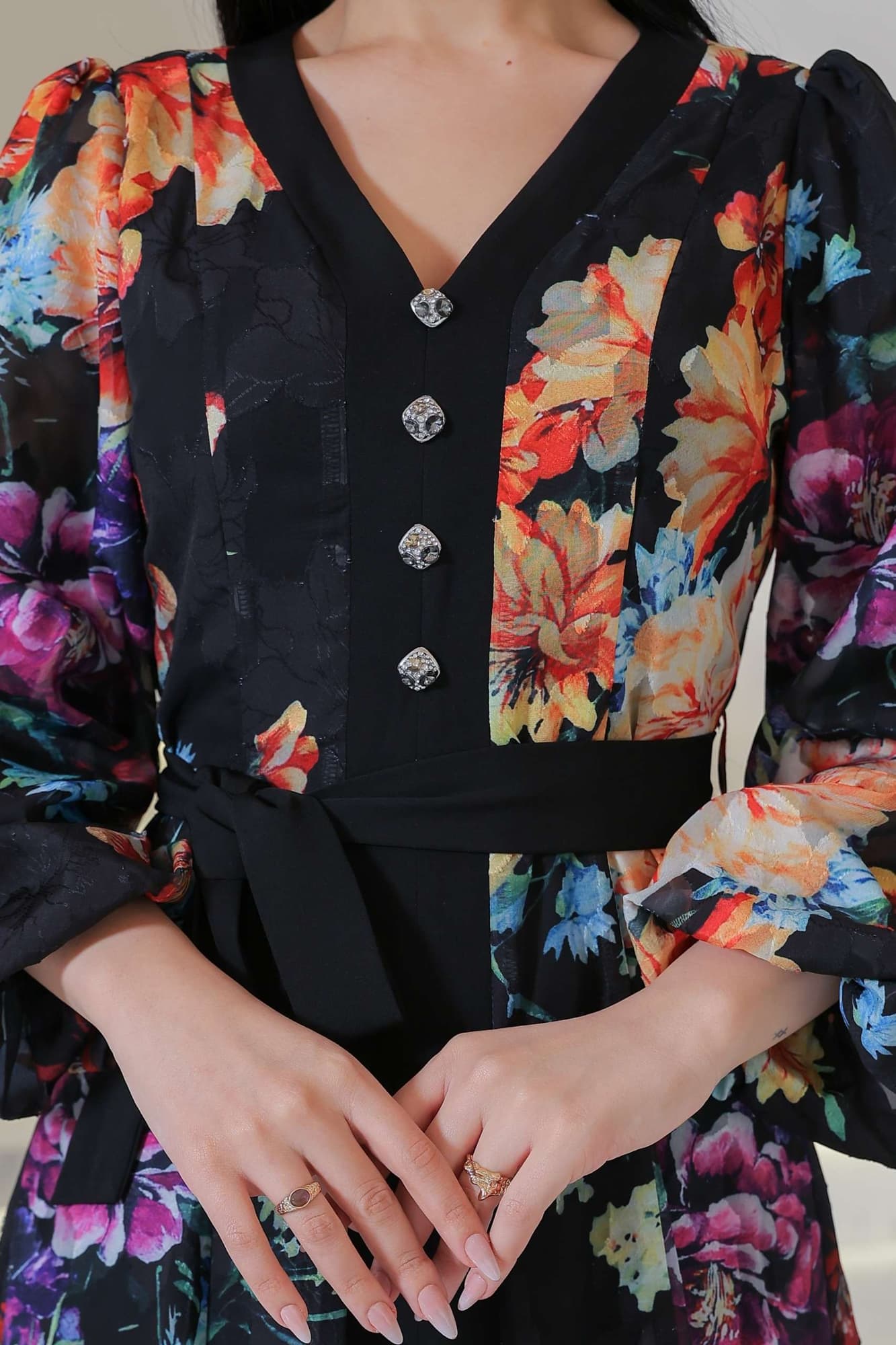 فستان طويل أنيق بطبعة ورود ملونة نابضة بالحياة على أرضية سوداء فاخرة اسود