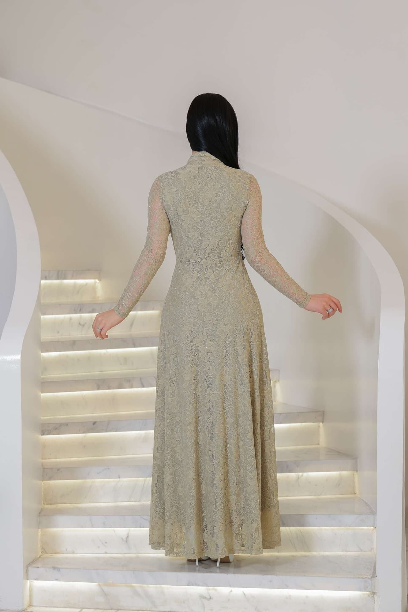 فستان ماكسي دانتيل يتميز بقصة ملتويه من الخصر