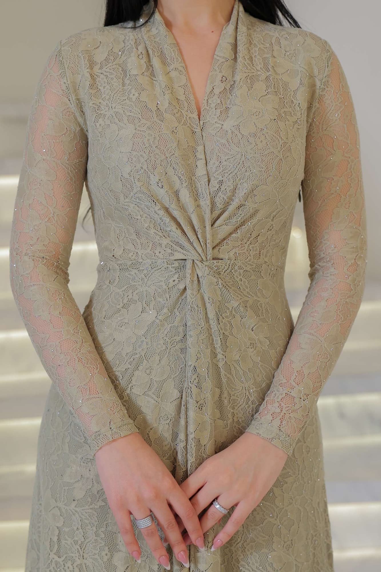 فستان ماكسي دانتيل يتميز بقصة ملتويه من الخصر عشبي فاتح