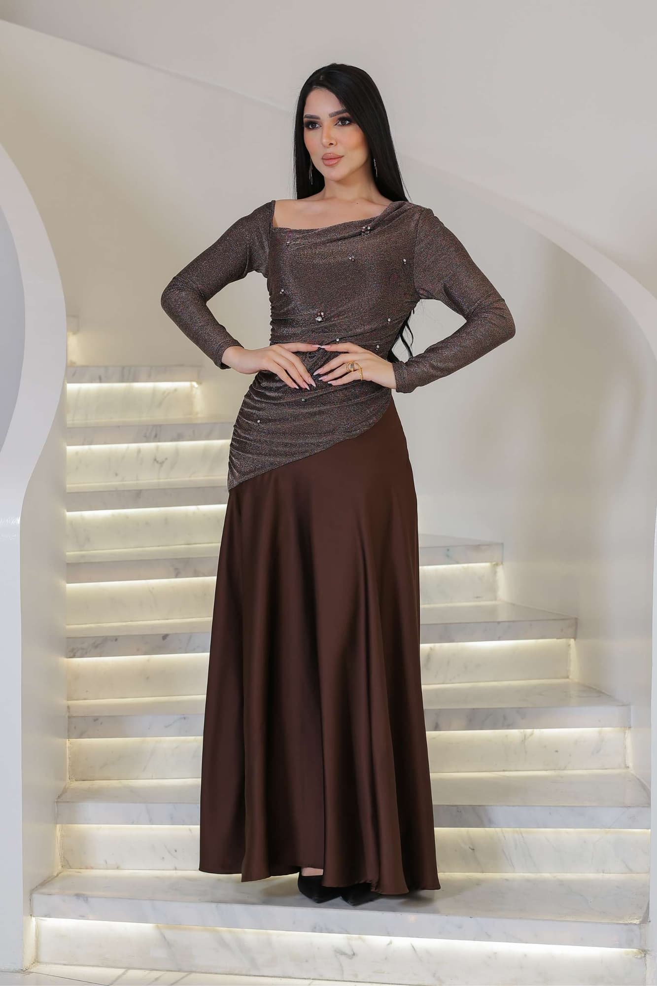 فستان أنيق بنفحة دافئة من الفخامة يجمع بين لمعان راقٍ ونعومة انسيابية