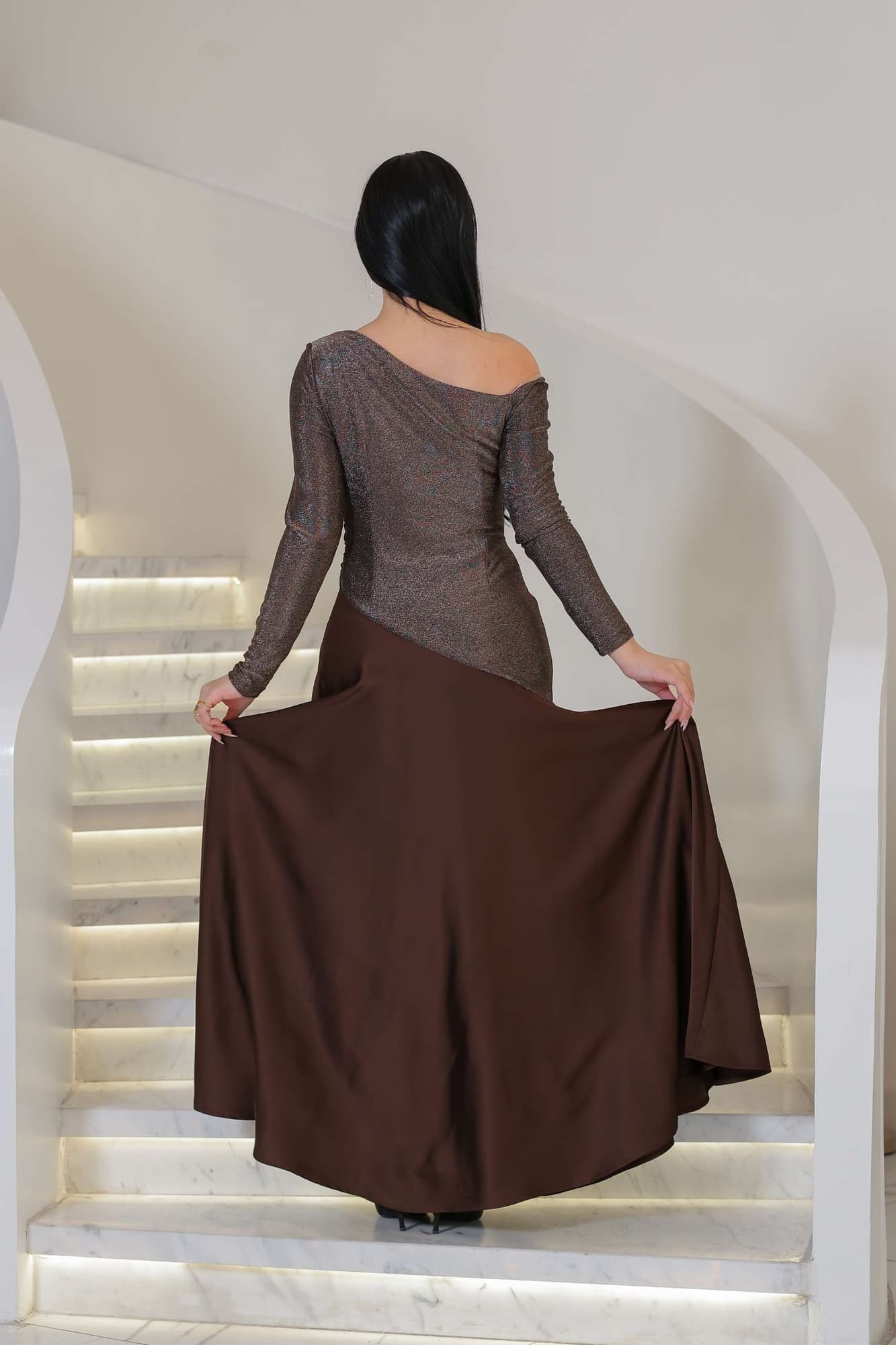 فستان أنيق بنفحة دافئة من الفخامة يجمع بين لمعان راقٍ ونعومة انسيابية