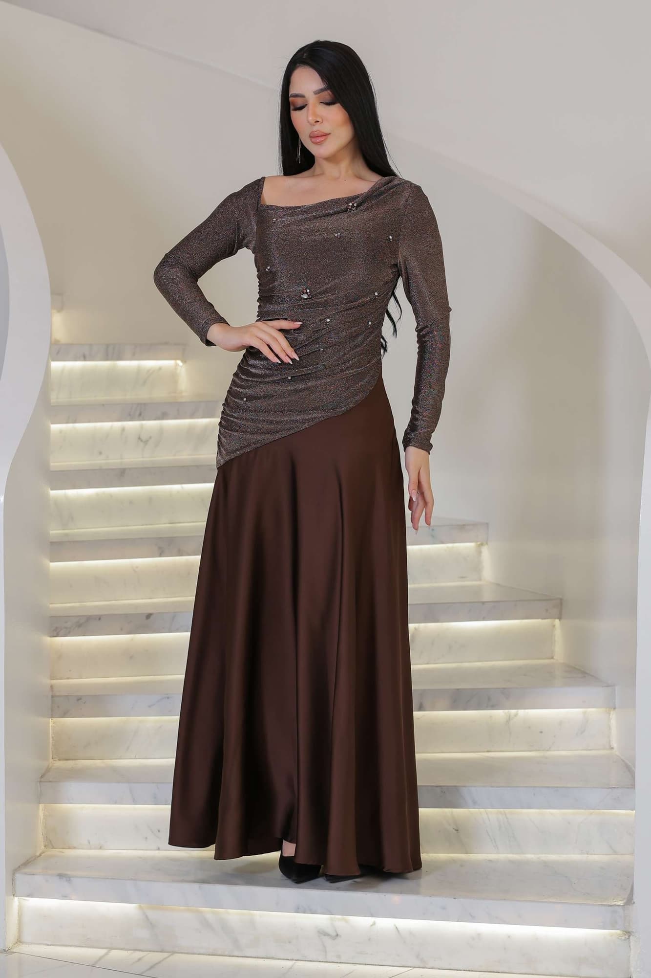 فستان أنيق بنفحة دافئة من الفخامة يجمع بين لمعان راقٍ ونعومة انسيابية