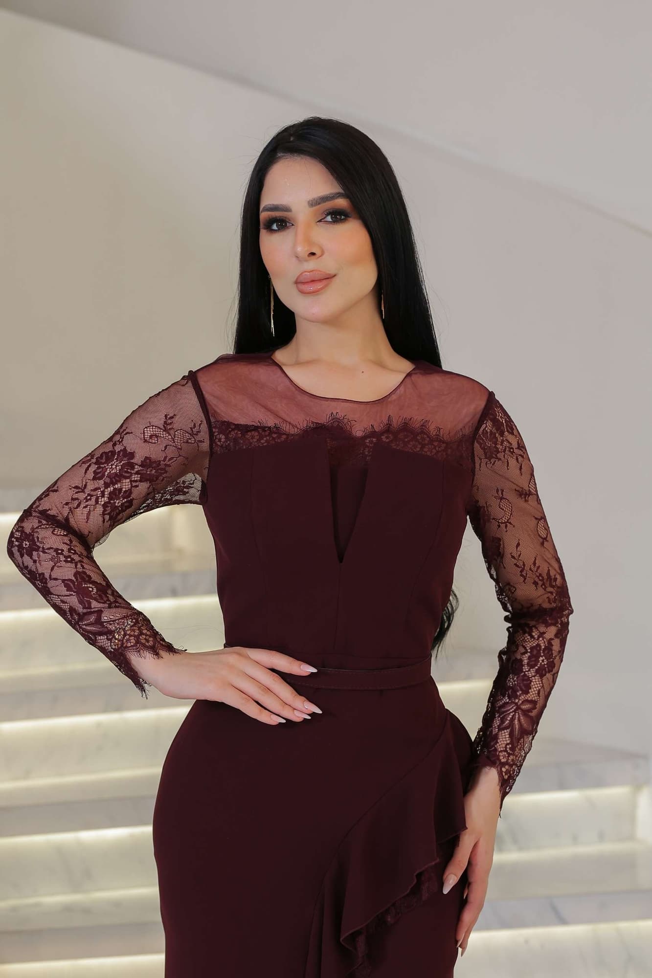 فستان ناعم راقٍ يجسد الأنوثة الكلاسيكية بلمسة عصرية