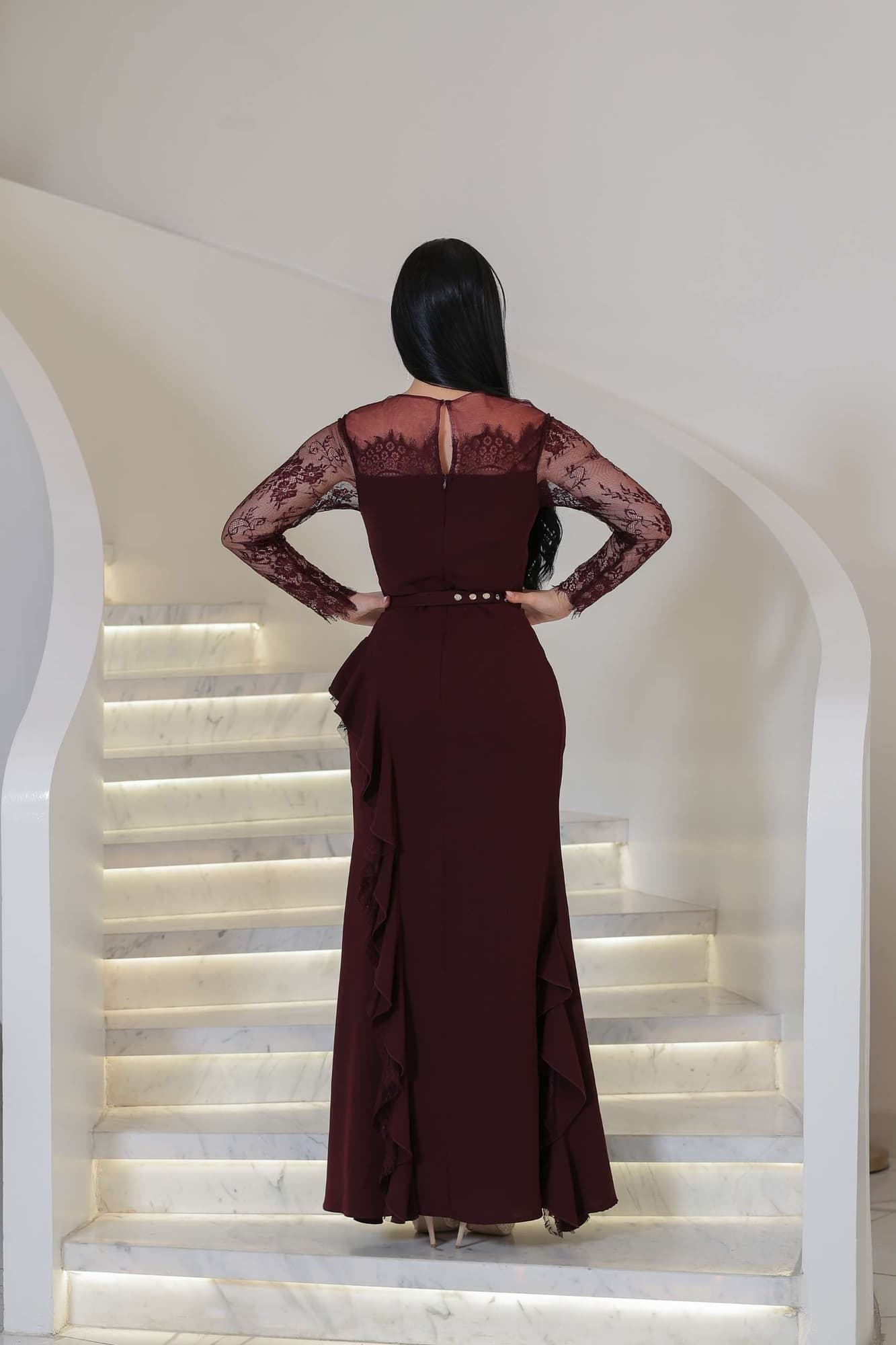 فستان ناعم راقٍ يجسد الأنوثة الكلاسيكية بلمسة عصرية