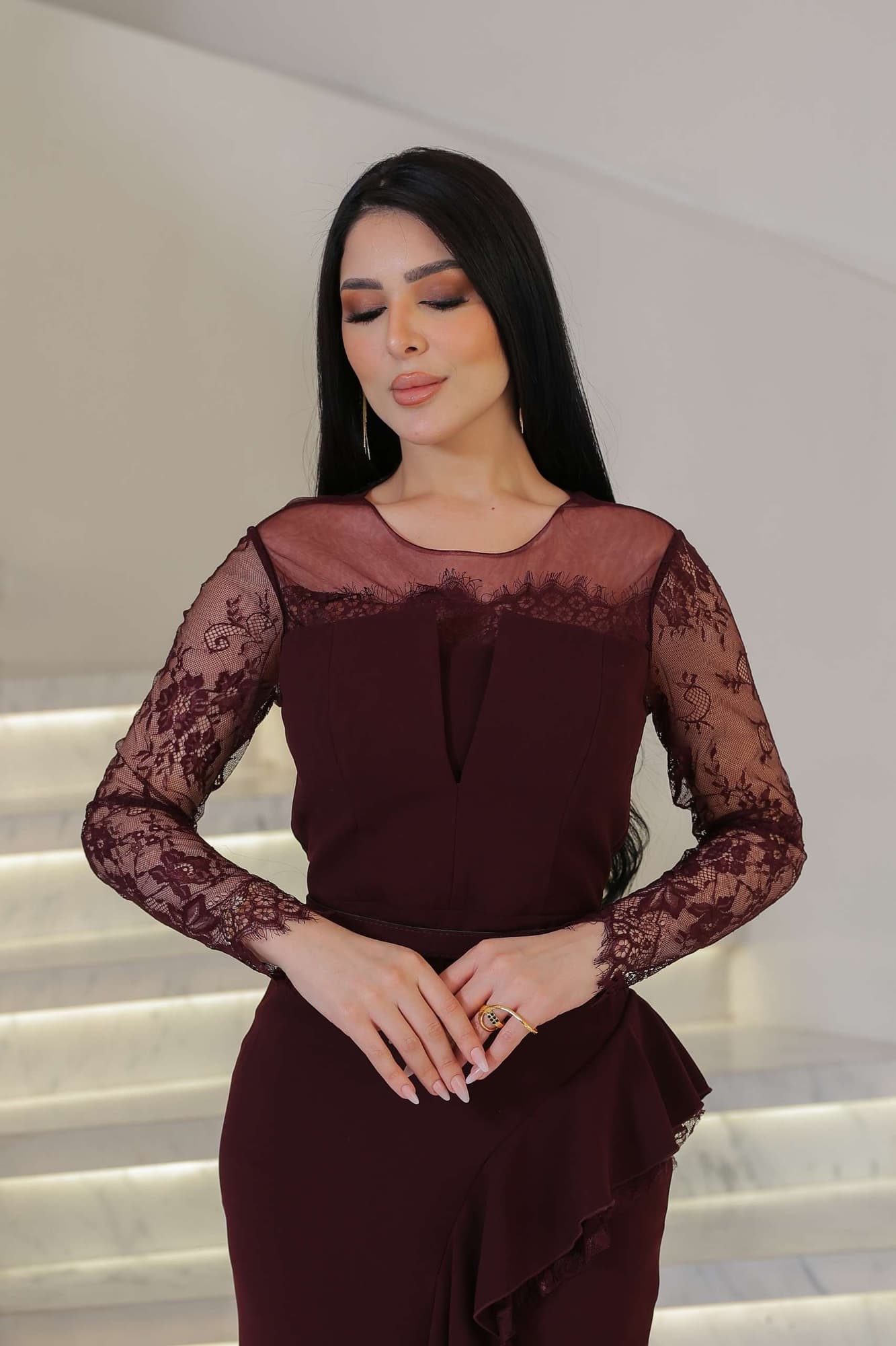 فستان ناعم راقٍ يجسد الأنوثة الكلاسيكية بلمسة عصرية