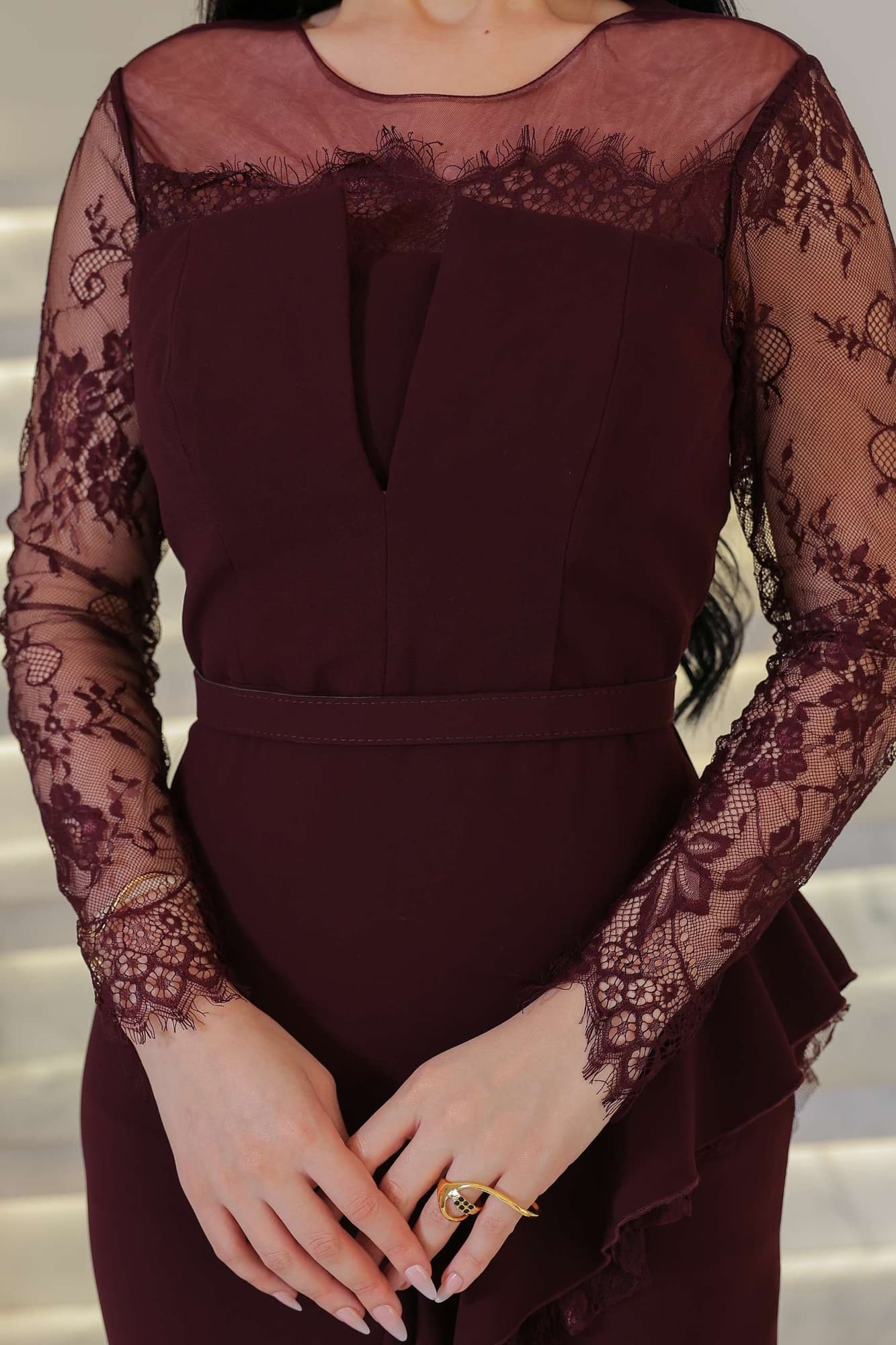 فستان ناعم راقٍ يجسد الأنوثة الكلاسيكية بلمسة عصرية burgundy