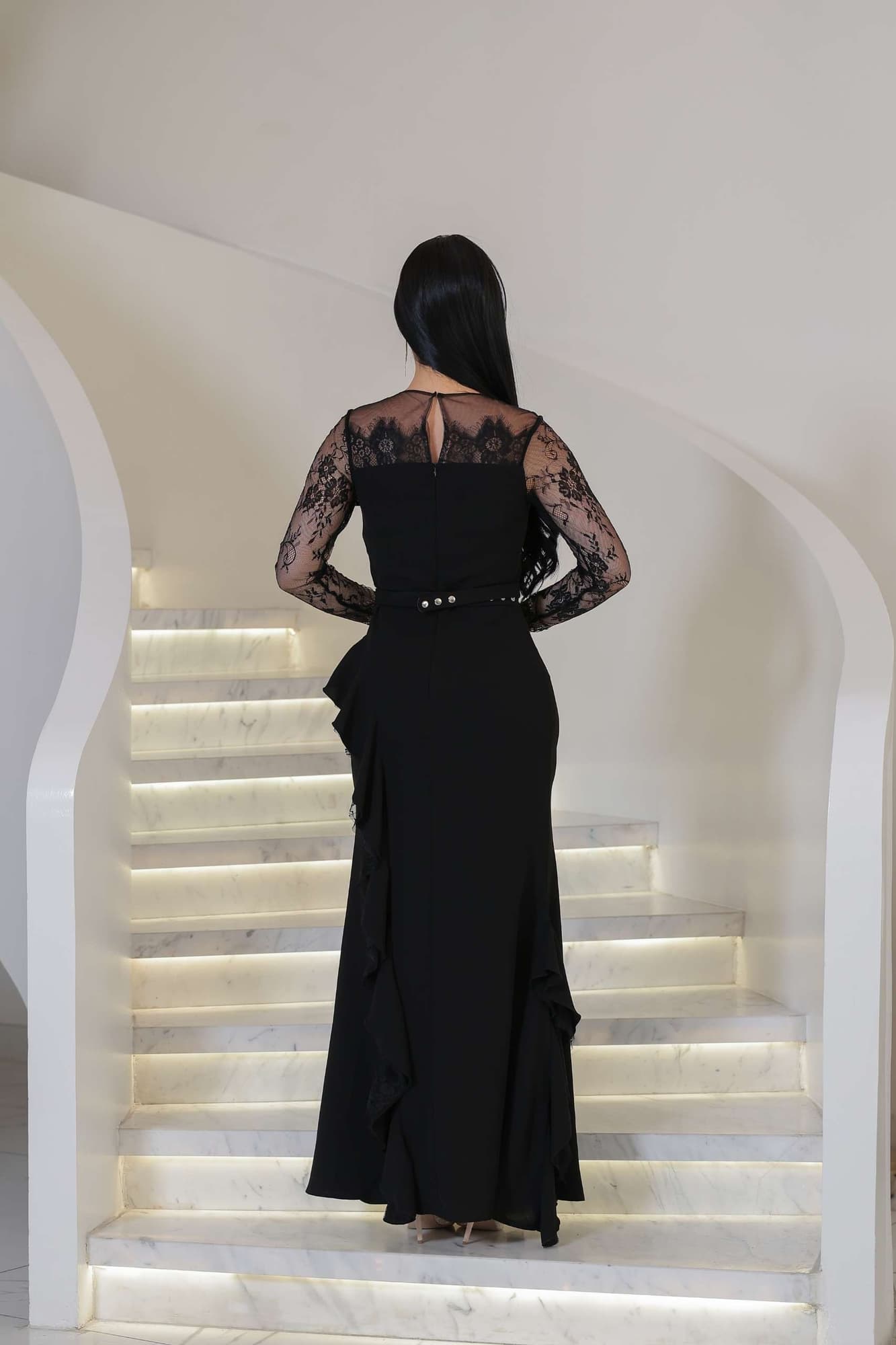 فستان ناعم راقٍ يجسد الأنوثة الكلاسيكية بلمسة عصرية